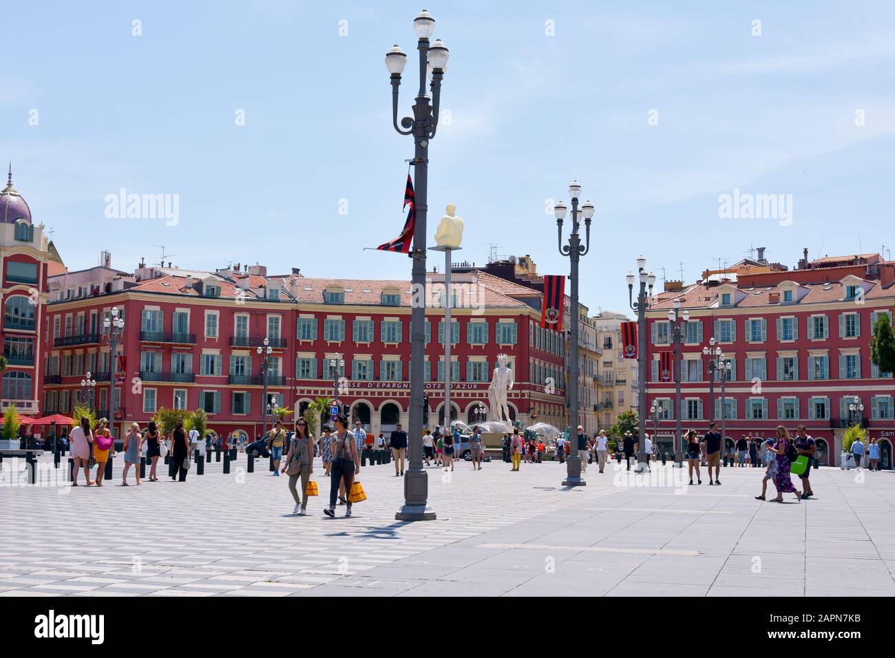 Nice, FRANCE - 4 JUIN 2017 : vue sur la place Massena à Nice, France, la place publique principale de la célèbre ville de la Côte d'Azur, avec Banque D'Images
