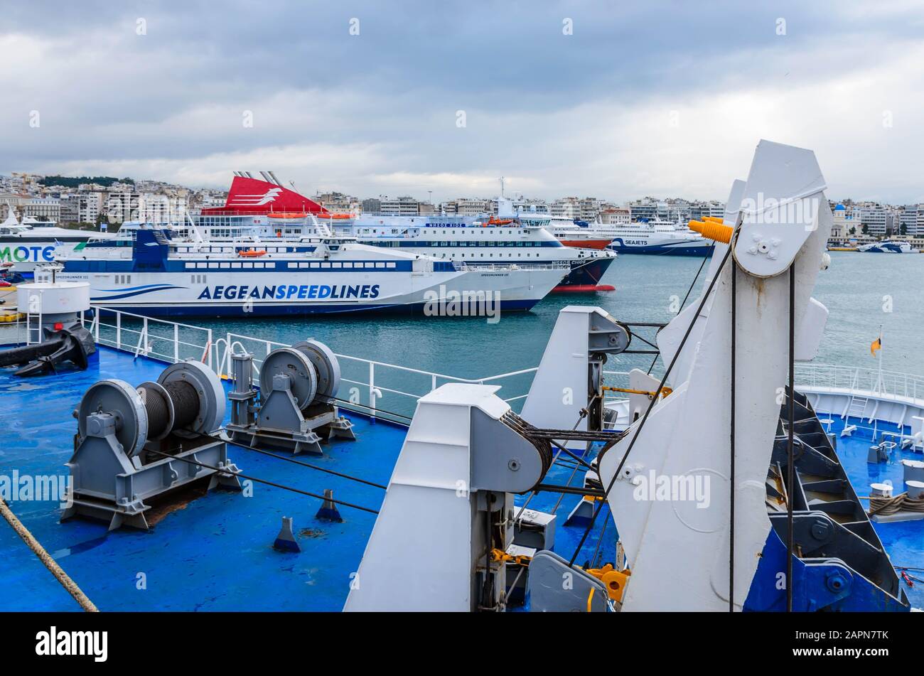 Vue sur l'équipement d'un arc de ferry.en arrière-plan le port du Pirée et les navires ancrés Banque D'Images