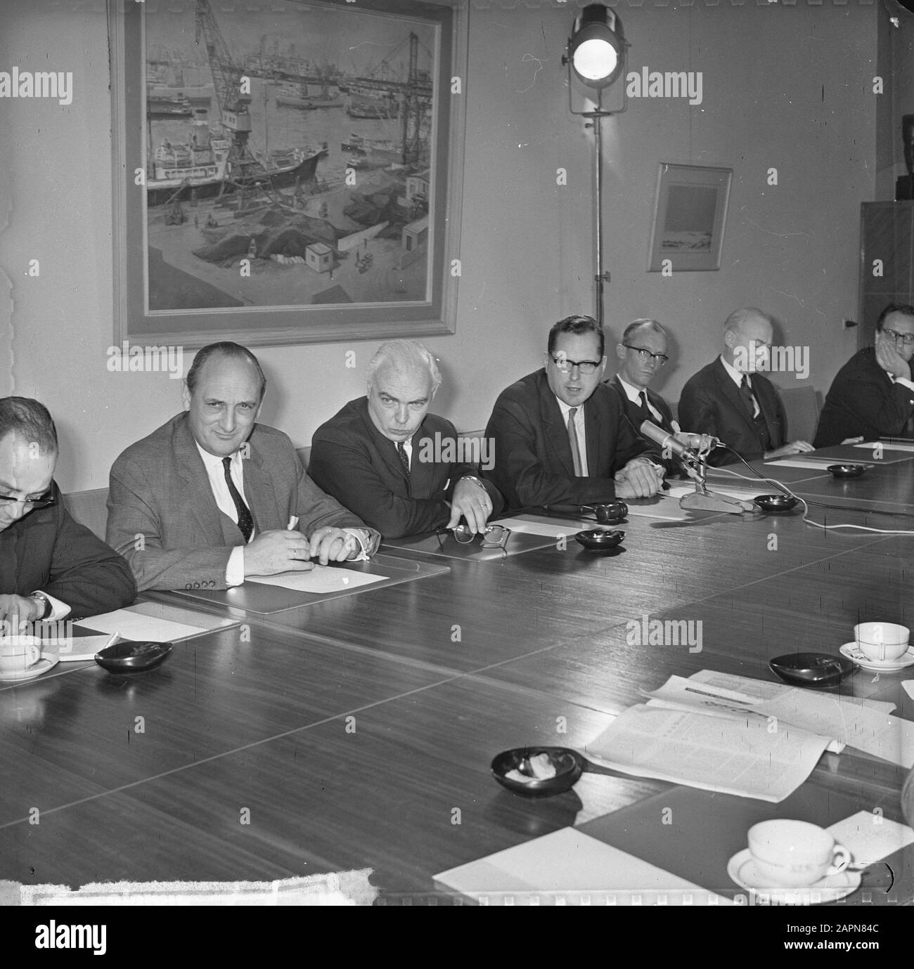 Consultation salariale à SER à la Haye, ministre Andriessen au nom du gouvernement de la République de gauche Toxopeus, Veldkamp, Andriessen, Witteveen et secrétaire d'État Bakker Date: 25 novembre 1964 lieu: Den Haag, Zuid-Holland mots clés: Salaires, ministres, conférences de presse, nom de La Personne politique: ANDRIESSEN Banque D'Images