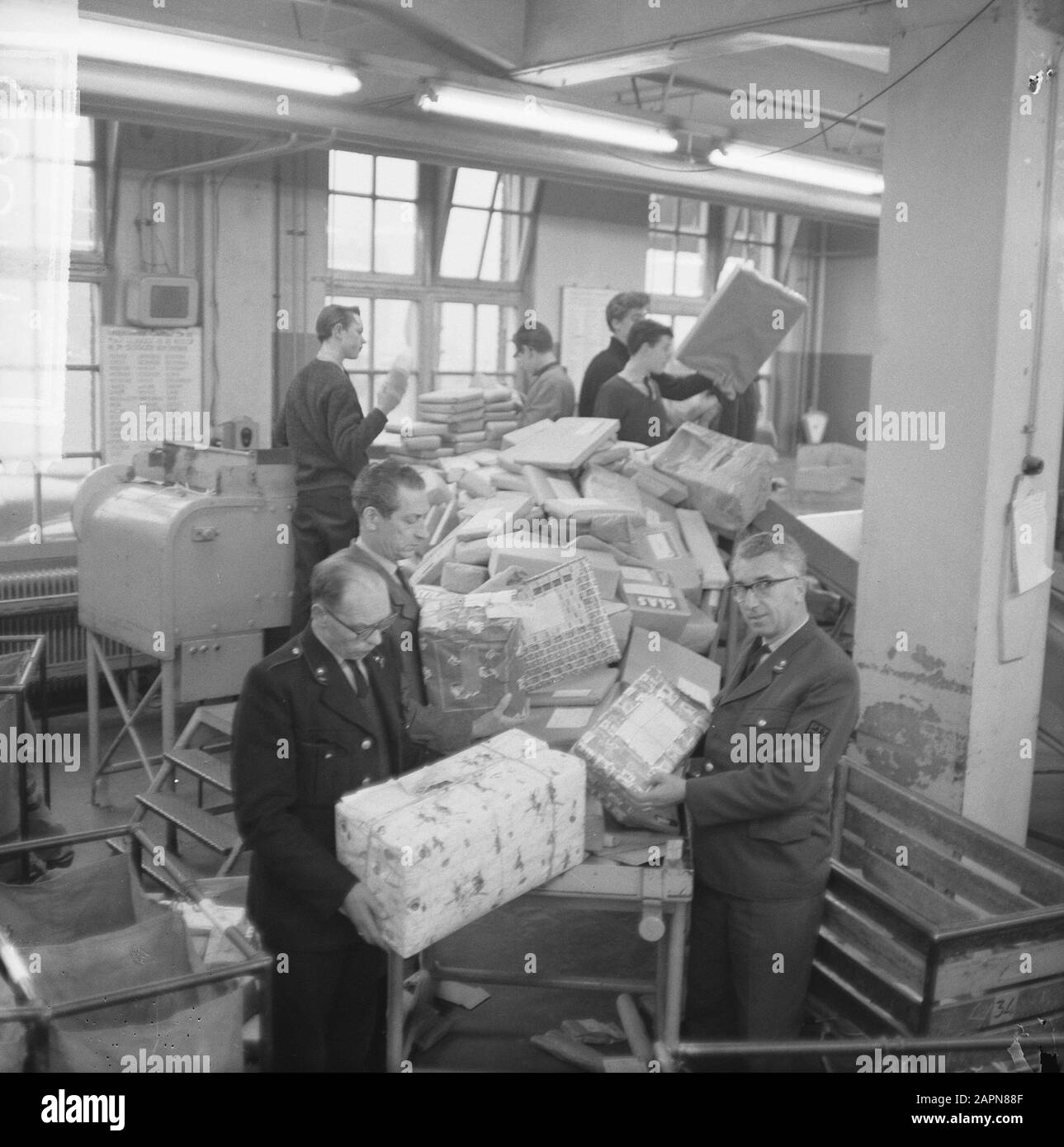 Impression dans le département de poste de colis à Amsterdam, colis sur convoyeur Date: 30 novembre 1964 lieu: Amsterdam, Noord-Holland mots clés: Départements, poste de colis, convoyeurs Banque D'Images