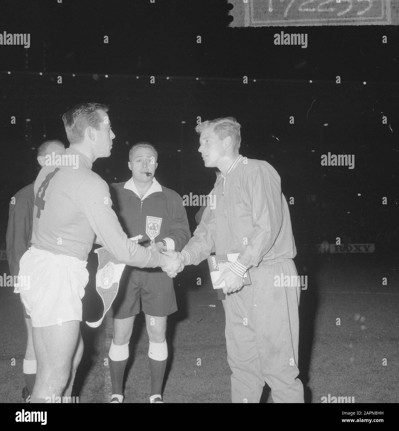Pays-Bas contre Angleterre 1-1, Daan Writers and English Captain Date: 9 décembre 1964 mots clés: Capitaines, sports, football Nom personnel: Daan Writers Banque D'Images