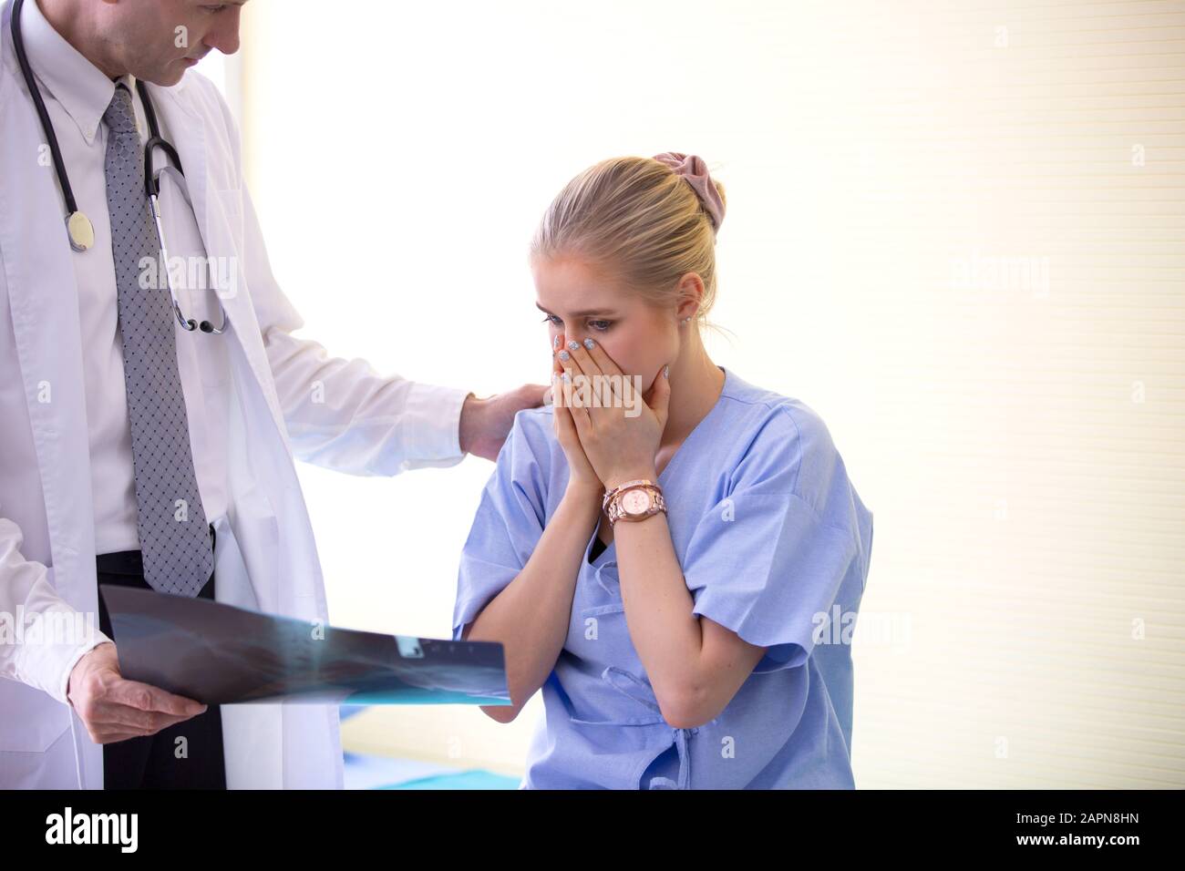 Médecin expliquant les poumons à rayons X aux femmes en clinique ou médecin au bureau examinant une radiographie et discutant avec un patient Banque D'Images