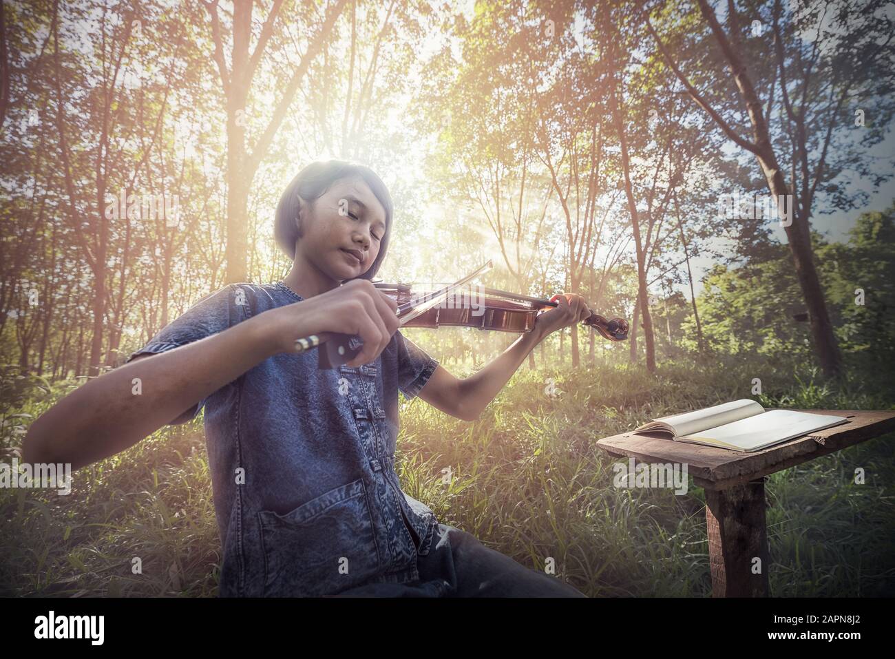 La comédie musicale, Petit enfant asiatique jouant du violon à l'extérieur Banque D'Images