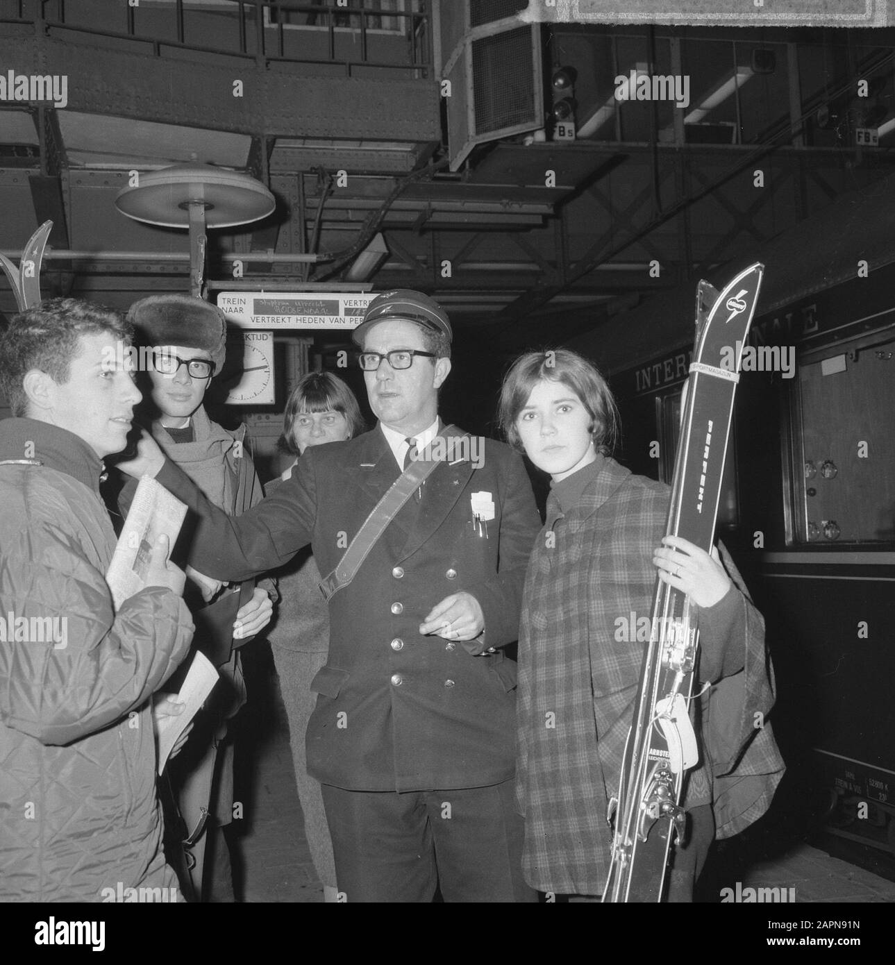 Trains de Noël supplémentaires pour les sports d'hiver, début du voyage Date : 18 décembre 1964 mots clés : Wintersport Banque D'Images