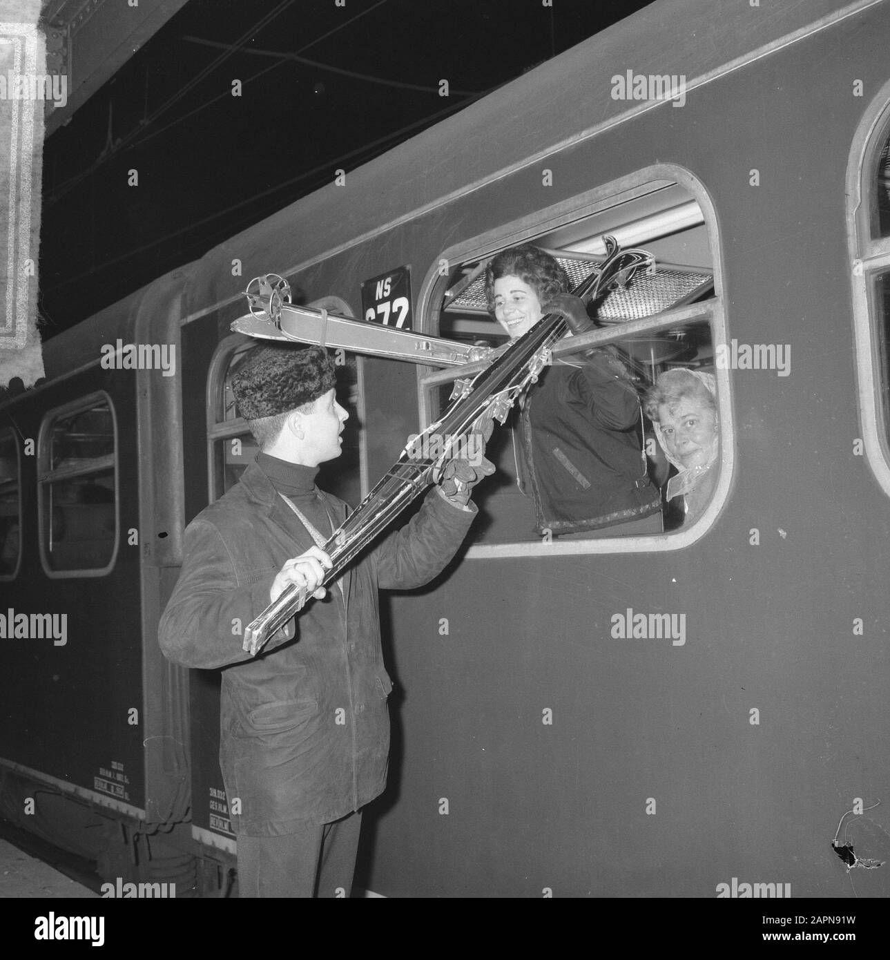 Trains de Noël supplémentaires pour les sports d'hiver, début du voyage Date : 18 décembre 1964 mots clés : Wintersport Banque D'Images
