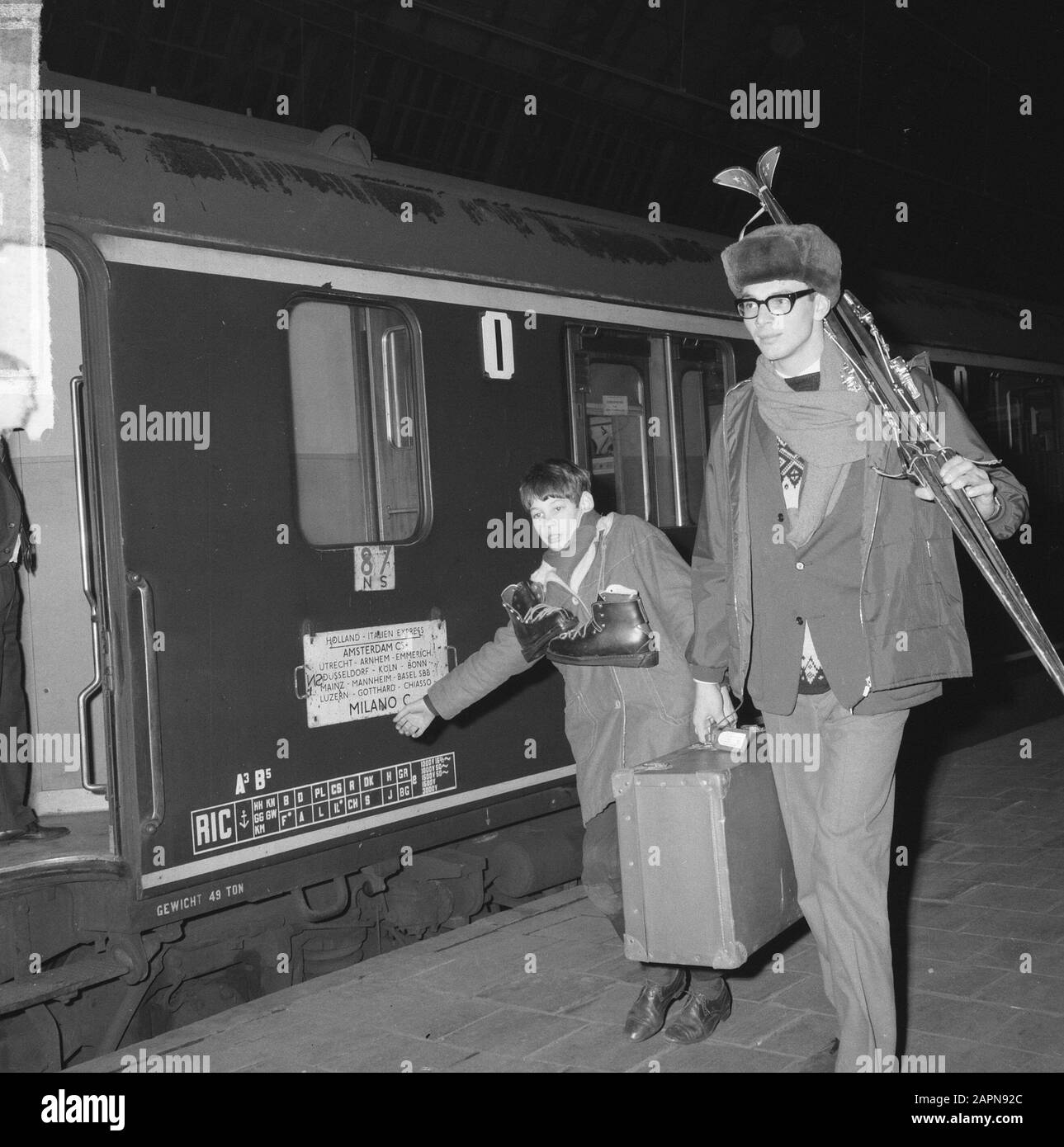 Trains de Noël supplémentaires pour les sports d'hiver, début du voyage Date : 18 décembre 1964 mots clés : Wintersport Banque D'Images