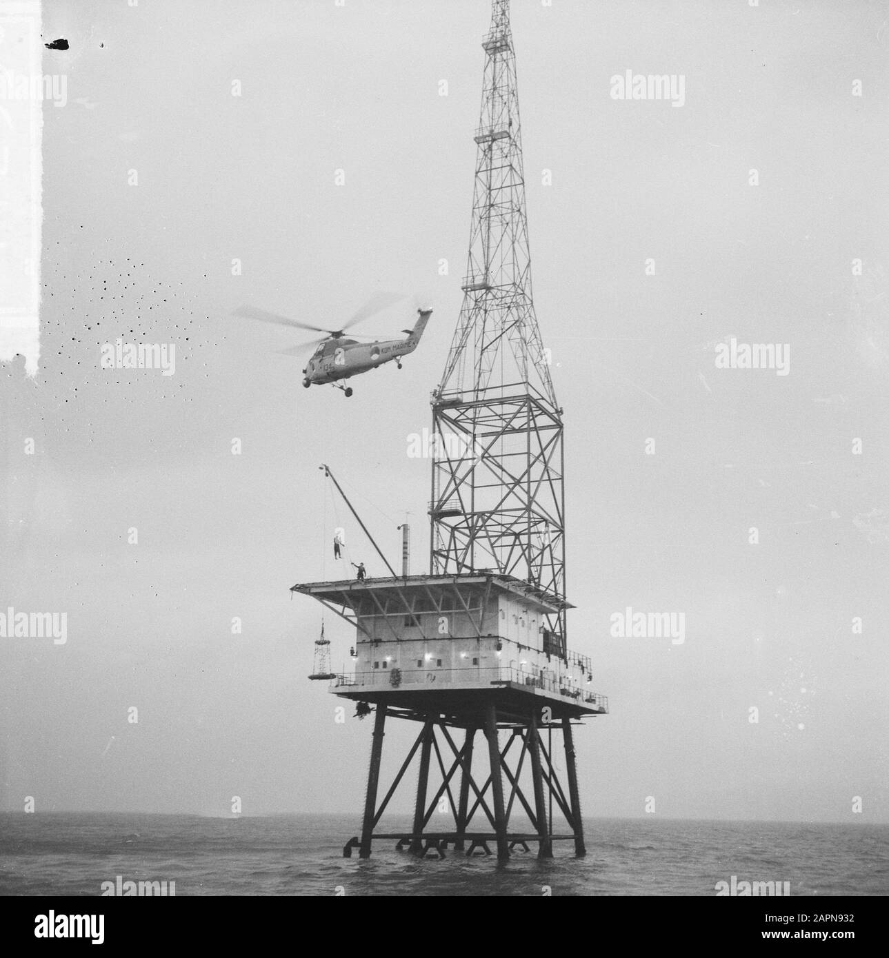 REM Island occupé, un hélicoptère dépose un agent sur la plate-forme d'atterrissage Date : 17 décembre 1964 mots clés : agents, professions, hélicoptères Nom d'établissement : REM Island Banque D'Images