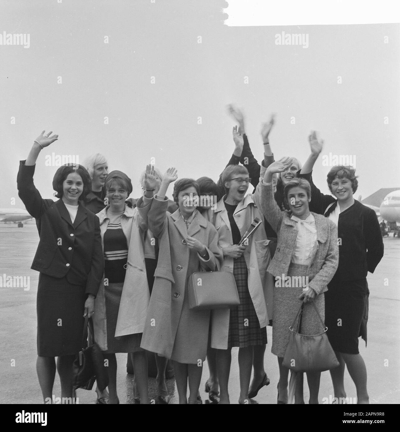 Départ équipe hollandaise d'athlétisme pour femmes à Kassel Date: 17 septembre 1965 mots clés: Athlètes, portraits de groupe Banque D'Images