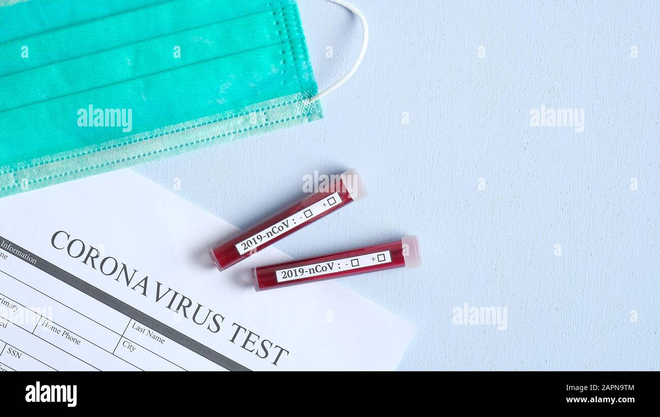 Concept de test sanguin du coronavirus. Tubes à essai avec sang de patients pour l'analyse 2019-nCoV et le test de coronavirus sous forme médicale sur le bureau de laboratoire. Chine Banque D'Images