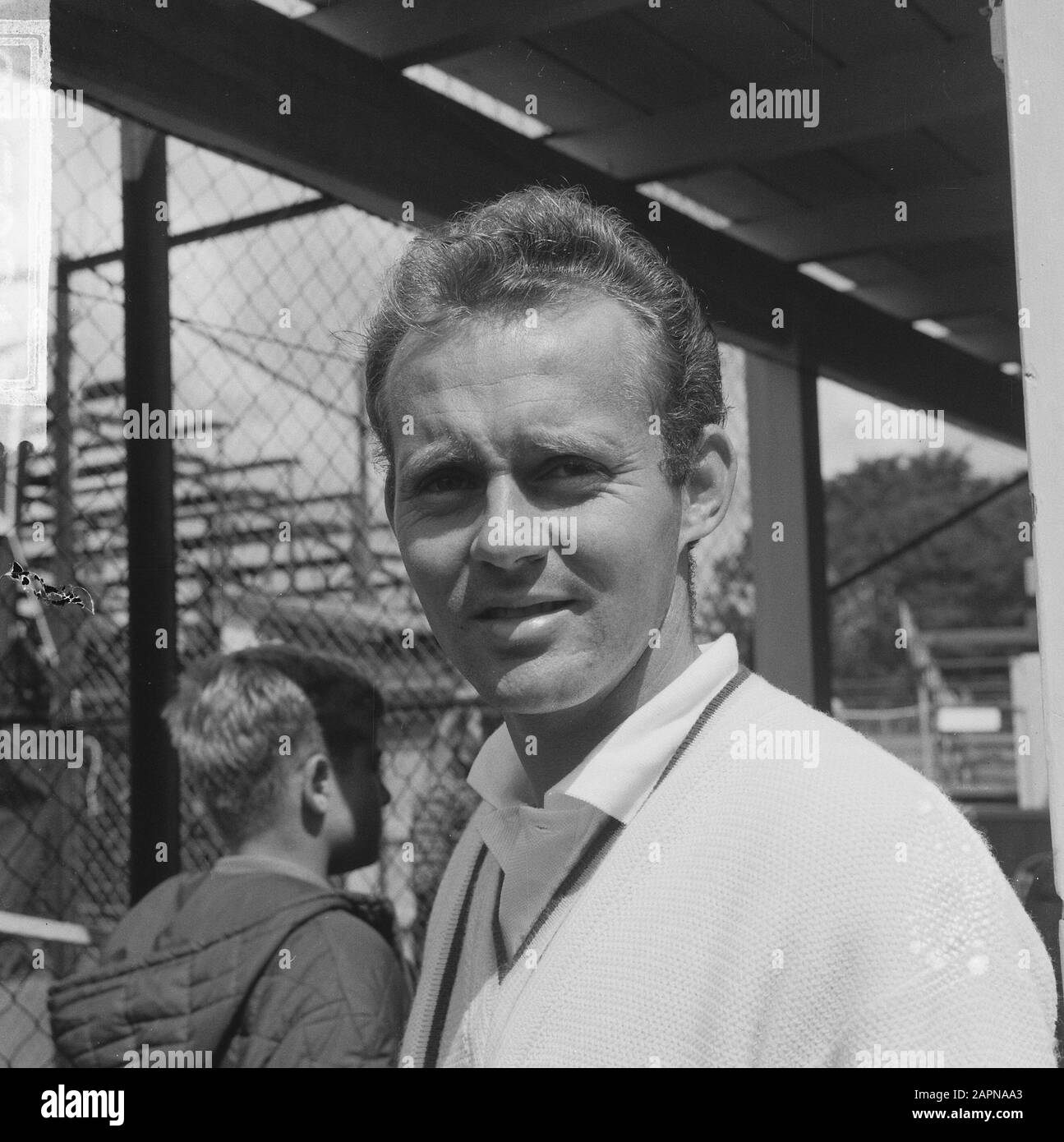 Tennis à Santpoort, K. N. Fletcher (Australie) (kop) sont partis contre C. Stubs (Australie) Date: 30 juillet 1965 lieu: Santpoort mots clés: K. N. Fletcher Banque D'Images