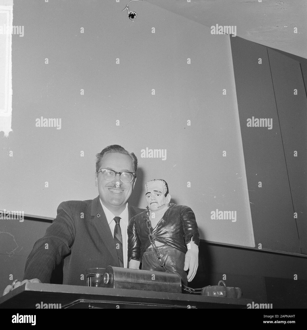 Forrest J. Ackerman, agent littéraire des auteurs de science-fiction et d'horreur Date : 11 août 1965 mots clés : agents, horreur, littérature, portraits, science-fiction Nom personnel : Ackerman Forrest J Banque D'Images