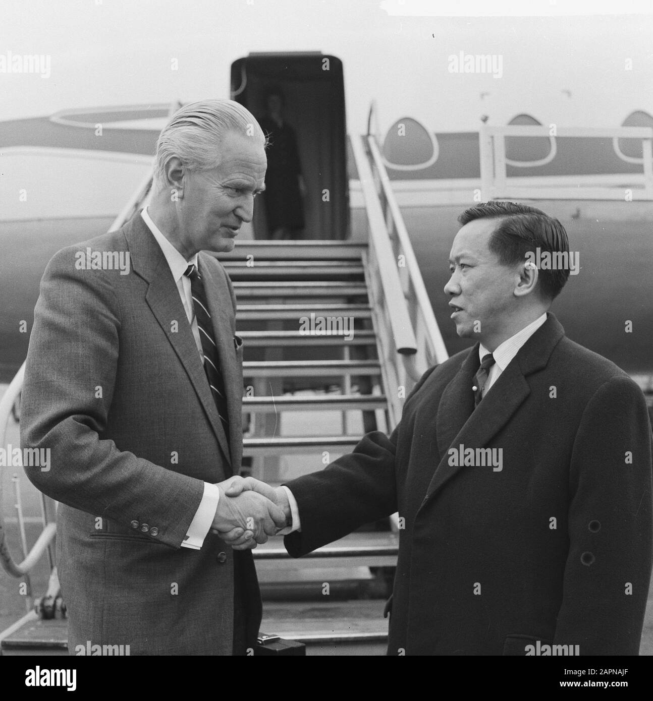 Départ de Schiphol par M. Van Thinh, Secrétaire général des Affaires étrangères des politiciens du Sud Vietnam, visites, avions, arrivée et départ Date: 12 octobre 1965 lieu: Noord-Holland, Schiphol mots clés: Arrivée et départ, visites, politiciens, avions Banque D'Images