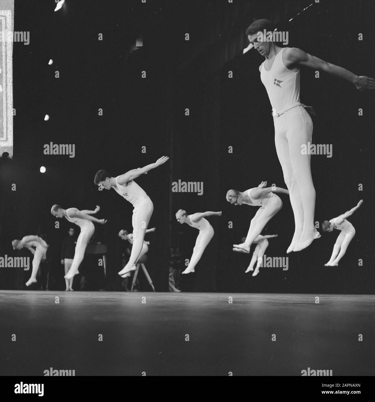 40ème anniversaire de l'Académie d'éducation physique à Amsterdam Performance de l'équipe de démonstration au Palais des Congrès Date: 24 octobre 1965 lieu: Amsterdam, Noord-Holland mots clés: Démonstrations, anniversaires, éducation physique, éducation, gymnastique Banque D'Images