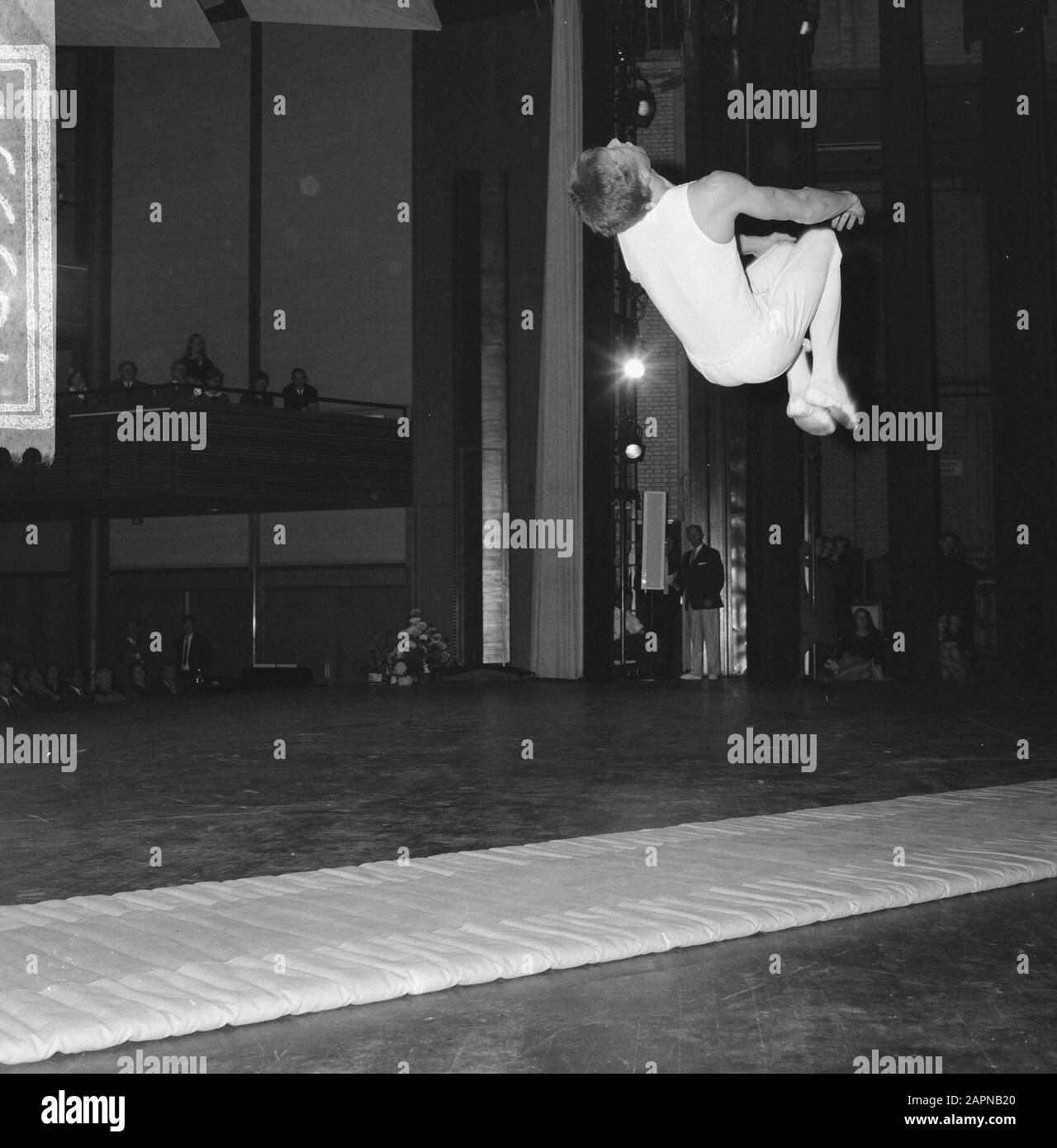 40ème anniversaire de l'Académie d'éducation physique à Amsterdam Performance d'un membre de l'équipe de démonstration à la salle des congrès Date: 24 octobre 1965 lieu: Amsterdam, Noord-Holland mots clés : démonstrations, éducation physique, éducation, gymnastique Banque D'Images