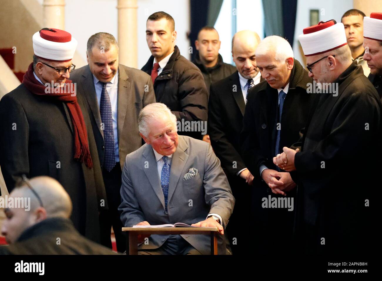 Le Prince de Galles lors d'une visite à la Mosquée d'Omar à Jérusalem le deuxième jour de son voyage en Israël et dans les territoires palestiniens occupés. Banque D'Images