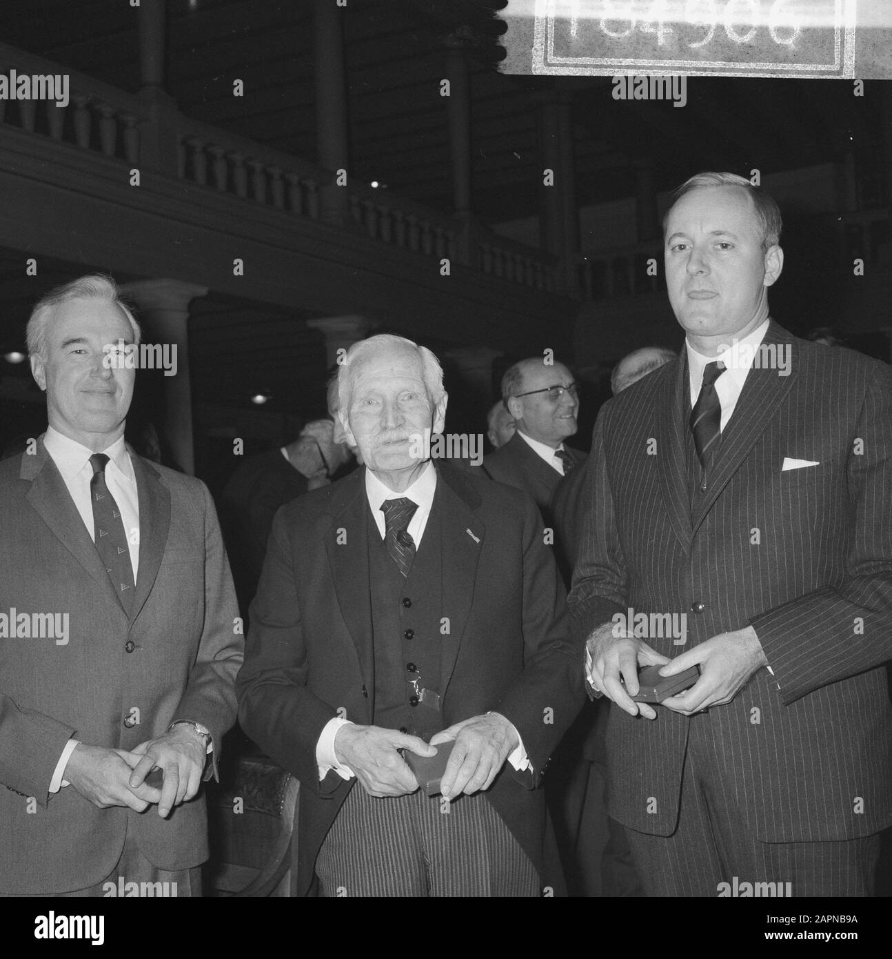 175 ans anniversaire de la Société pour la promotion de la nature, de la médecine et de la chirurgie Trois médailles décernées au Professeur Docteur Britton, Professeur Docteur J.D. van der Waals et Docteur Willem H. Brummelkamp Date : 24 novembre 1965 mots clés : anniversaires, médailles, récompenses Nom personnel : Brummelkamp, Willem H., wallon, J.D. van der Banque D'Images
