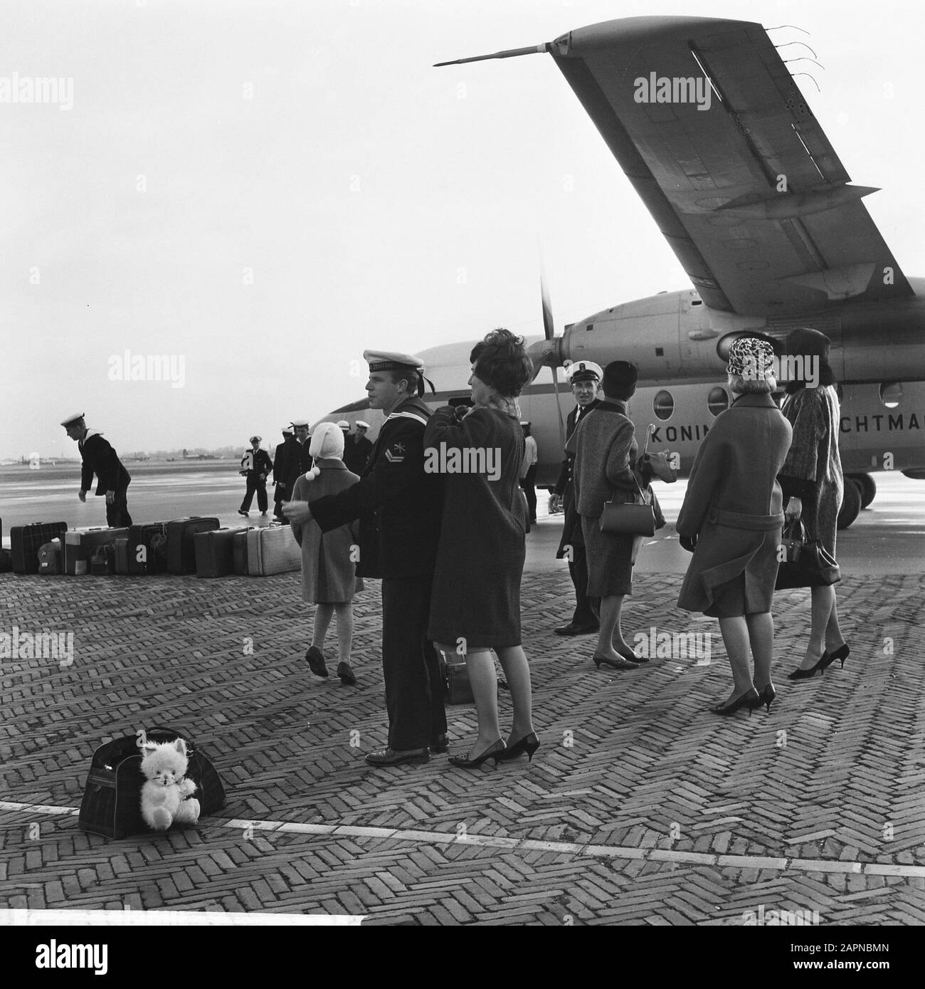 Membres d'équipage du contingent néerlandais du navire naval américain USS Claude V. Ricketts de retour à la base aérienne de Valkenburg; fiancée et épouses lors de l'accueil Date: 3 décembre 1965 lieu: Valkenburg, Zuid-Holland mots clés: Arrivée et départ, salutations, marine, marins, femmes Nom de l'institution: USS Claude V. Ricketts Banque D'Images