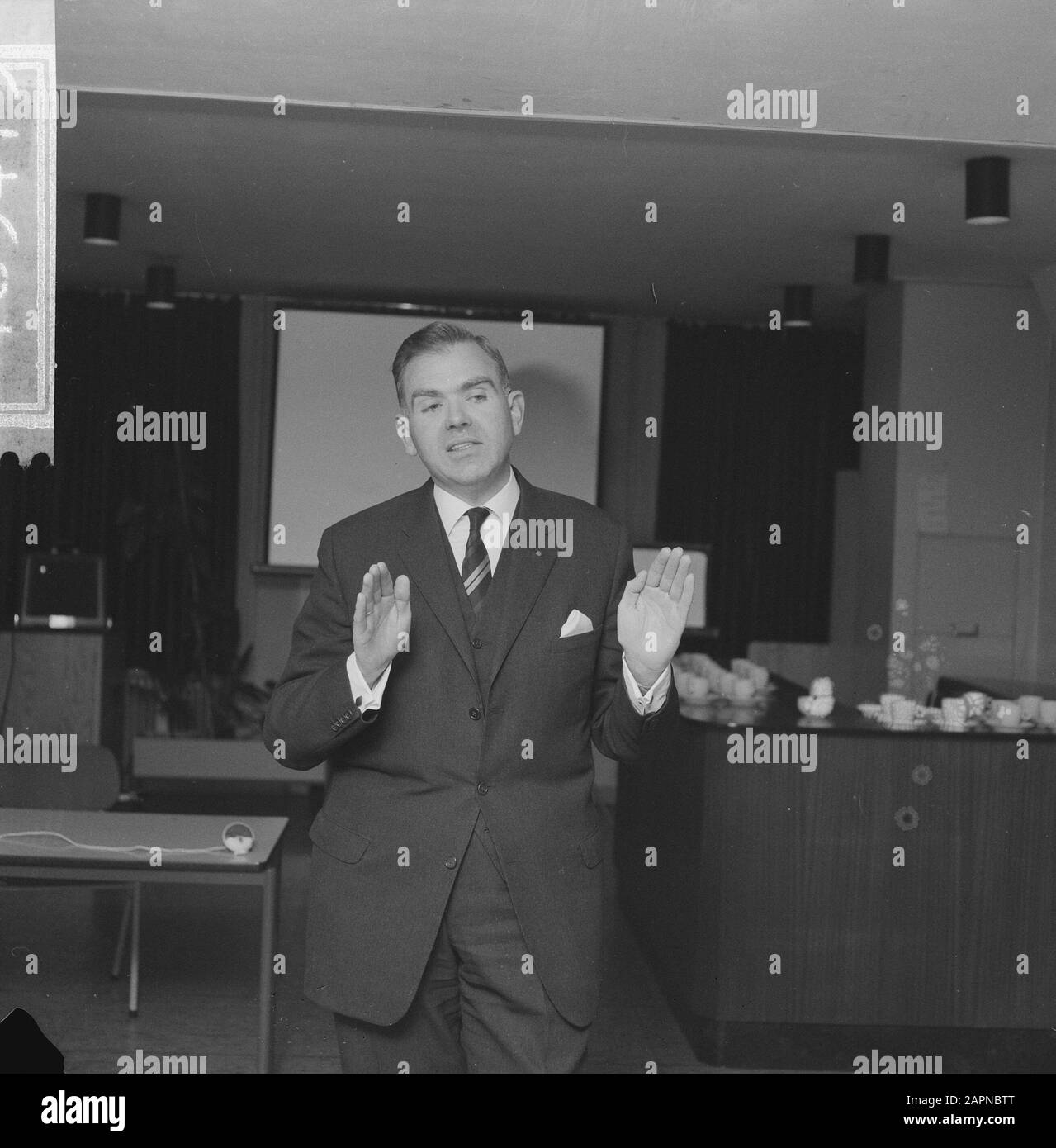 Commémoration de la proclamation de la Déclaration universelle des droits de l'homme à la Maison d'Anne Frank à Amsterdam; m. Tunnissen, directeur De L'Unesco Pays-Bas, lors d'un discours Date: 10 décembre 1965 lieu: Amsterdam, Noord-Holland mots clés: Directeurs, commémorations, discours Nom de l'institution: Anne Frank House, UNESCO Banque D'Images