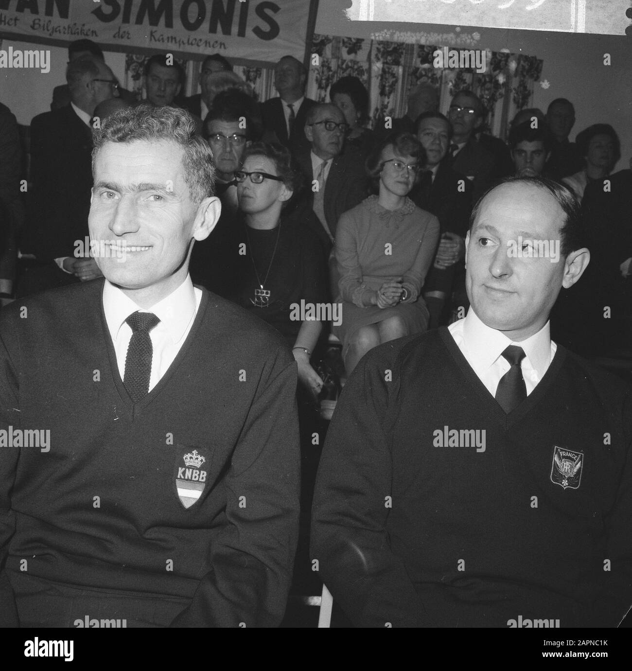 Dixième Championnat d'Europe cadre d'ancrage 47/1 à Zwanenbu champion de gauche Vins et Marty de France, ancien professionnel Date: 12 Janvier 1966 lieu: France, Zwanenburg mots clés: CHAMPIES, billard, champions Nom personnel: Marty Banque D'Images