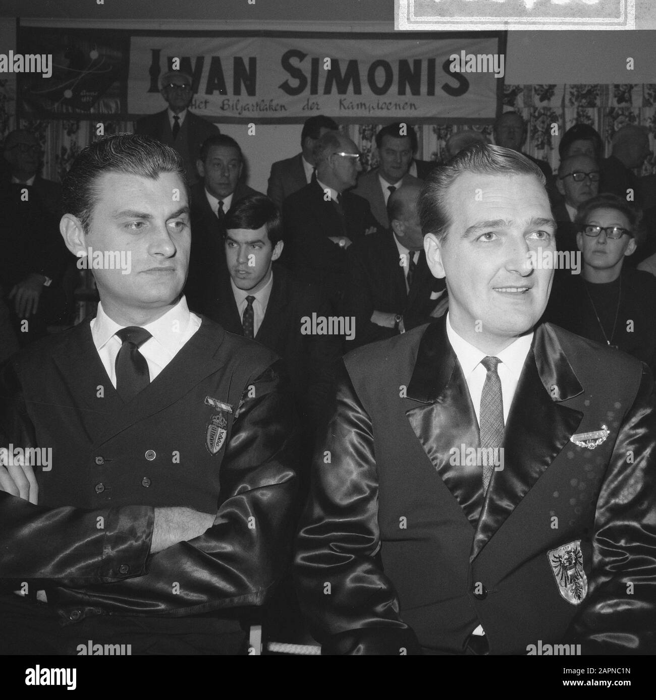 Dixième Championnat d'Europe Ackerkater 47/1 à Zwanenburg gauche Boulanger et Scherz Date: 12 janvier 1966 lieu: Noord-Holland, Zwanenburg mots clés: CHAMPONIES, billard Nom personnel: Boulanger Banque D'Images