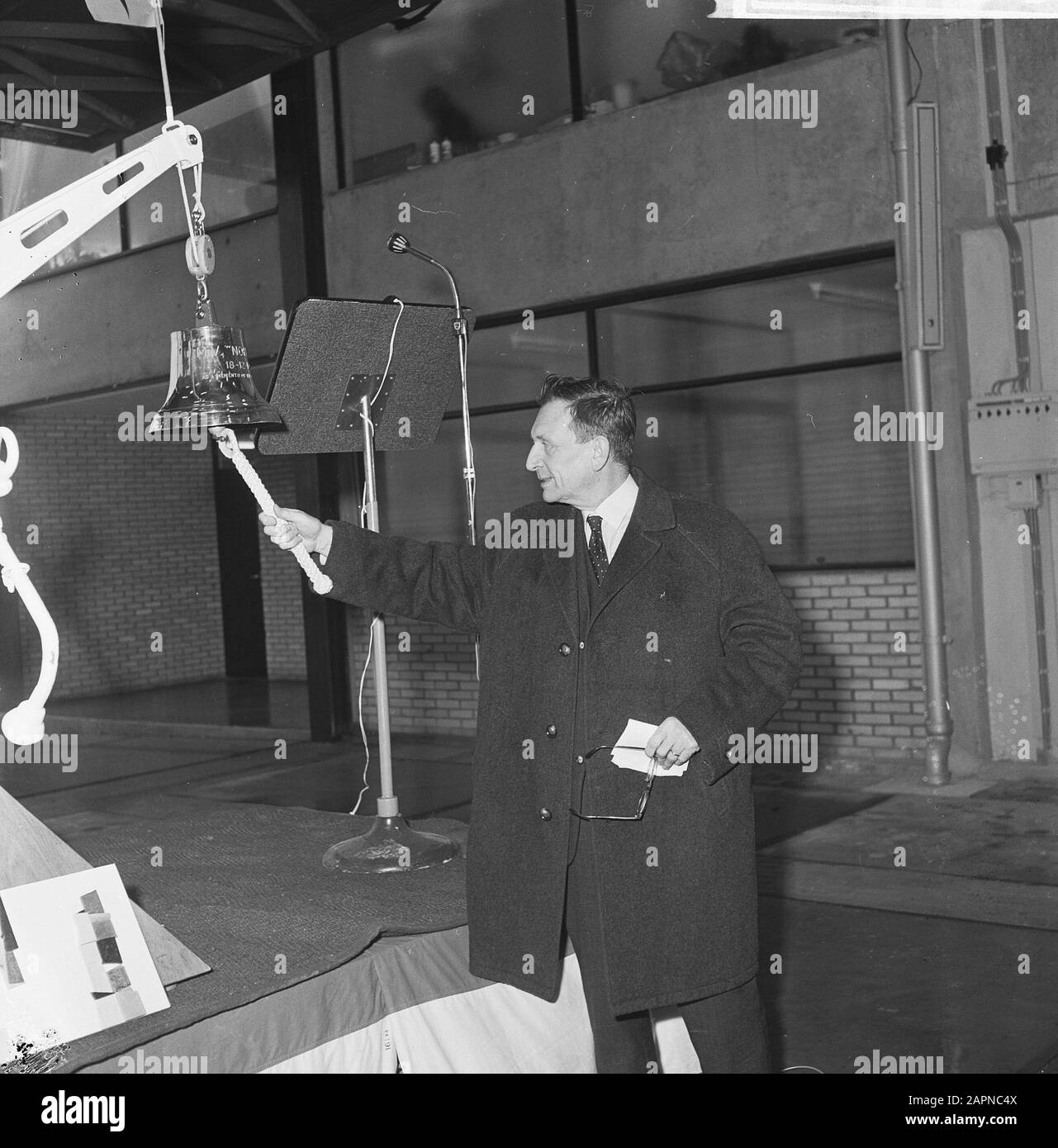 Le ministre Suurhof a ouvert ses portes en sonnant le nouveau système de roulis ou de suspension entre Europoort et Hull Date: 18 décembre 1965 mots clés: Ministres, ouvertures Nom personnel: Suurhoff, Ko Nom de l'institution: Europoort Banque D'Images