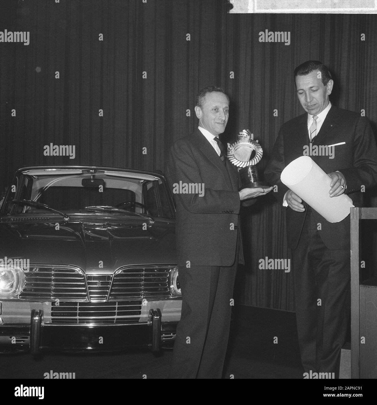 Trophee Auto de l'année décernée au président-directeur général Des Usines Renault, Pierre Dreyfus Date : 3 février 1966 mots clés : Trophee Banque D'Images