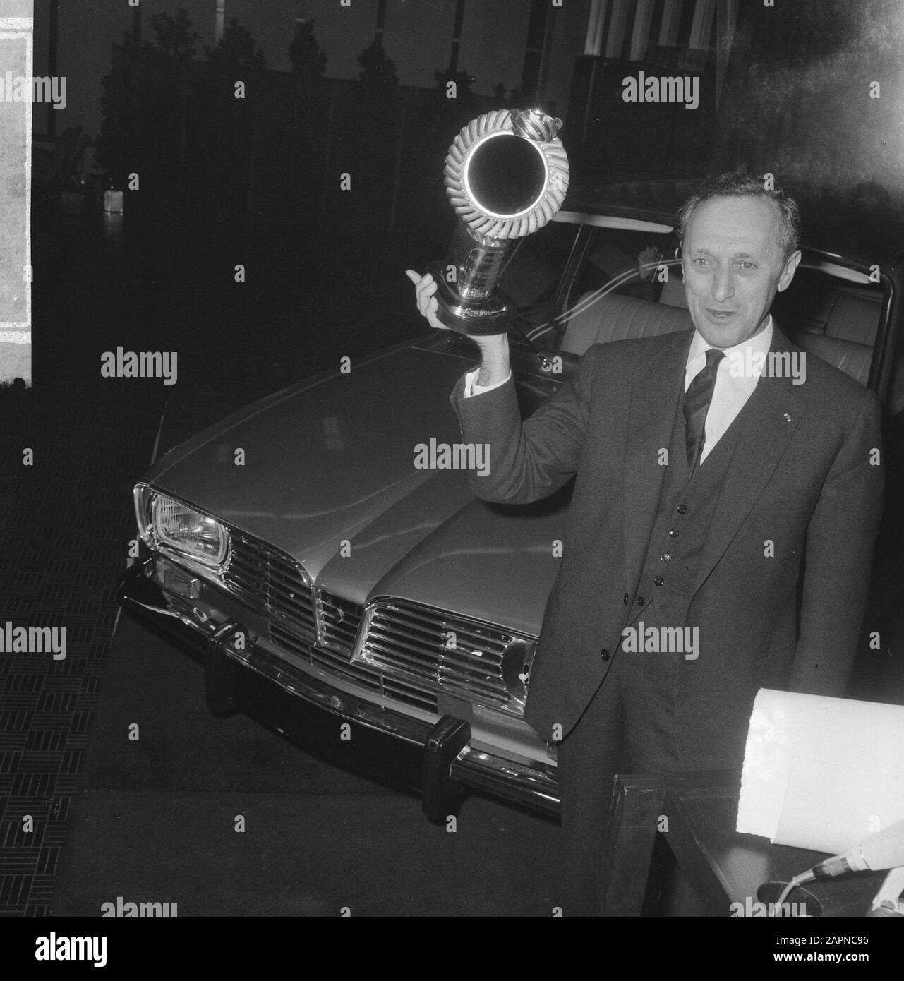 Trophee Auto de l'année décernée au président-directeur général Des Usines Renault, Pierre Dreyfus Date : 3 février 1966 mots clés : Trophee Banque D'Images