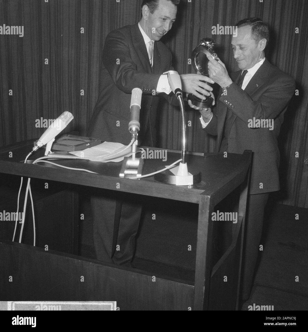 Trophee Auto de l'année décernée au président-directeur général Des Usines Renault, Pierre Dreyfus Date : 3 février 1966 mots clés : Trophee Banque D'Images