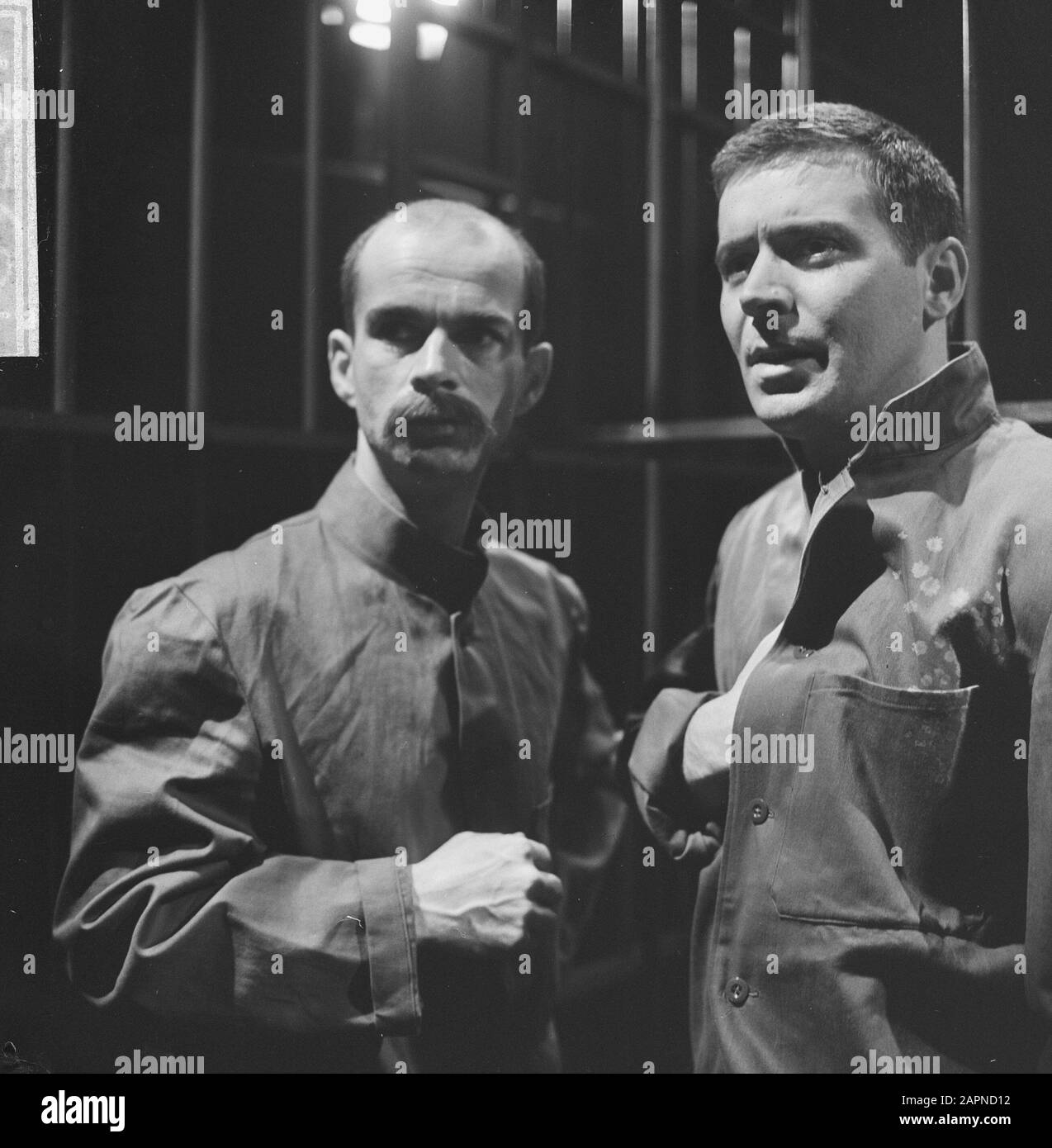 Théâtre jouer Sacco en Vanzetti, les deux protagonistes Henk van Ulsen (à droite) et Wies Andersen Date: 15 mars 1966 mots clés: Joue Nom personnel: Andersen, Wies, Ulsen, Henk van Banque D'Images