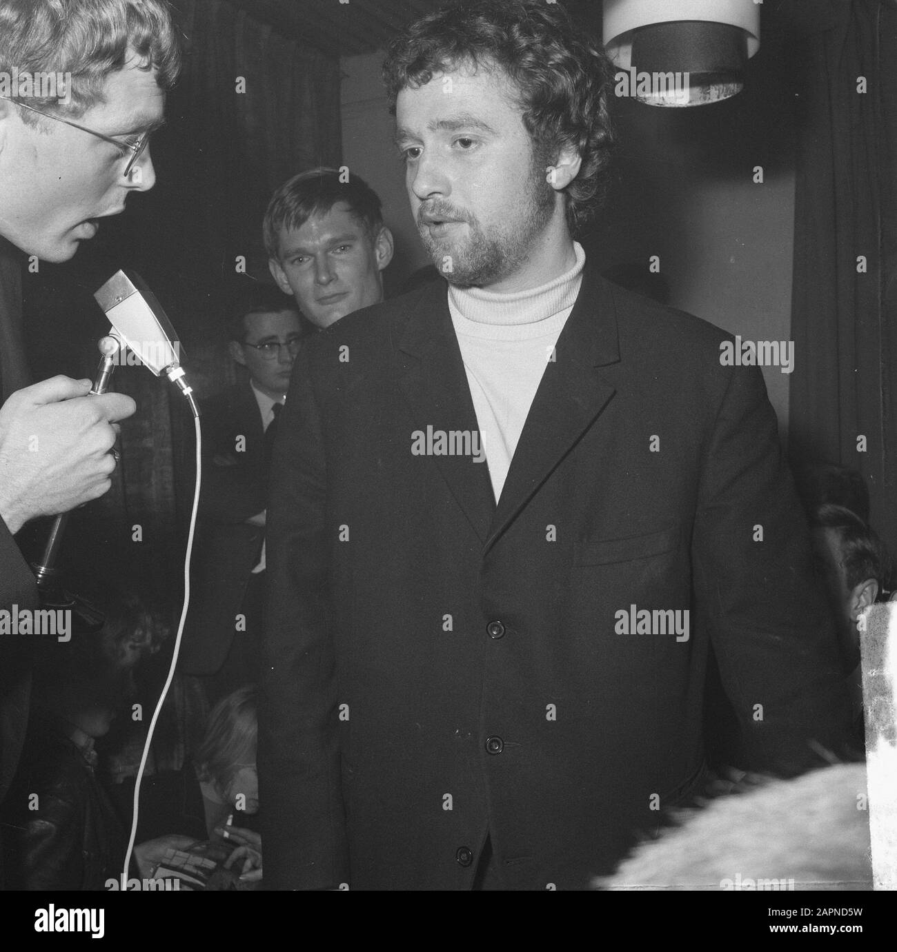 Provo-ademing à Rotterdam, Johnny The Selfkicker (poète) Date : 31 mars 1966 lieu : Rotterdam, Hollande-Méridionale mots clés : poètes Nom personnel : Doorn, Johnny van, Johnny The Selfkicker Banque D'Images