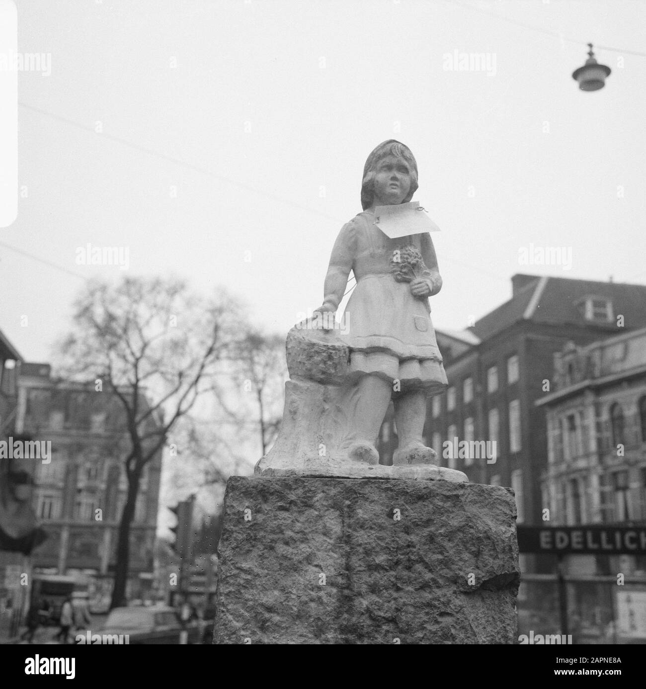 Flower girl to replace the Lieverdje on het Spui Date: 1 December 1966 lieu: Amsterdam, Noord-Holland mots clés: Sculptures Banque D'Images