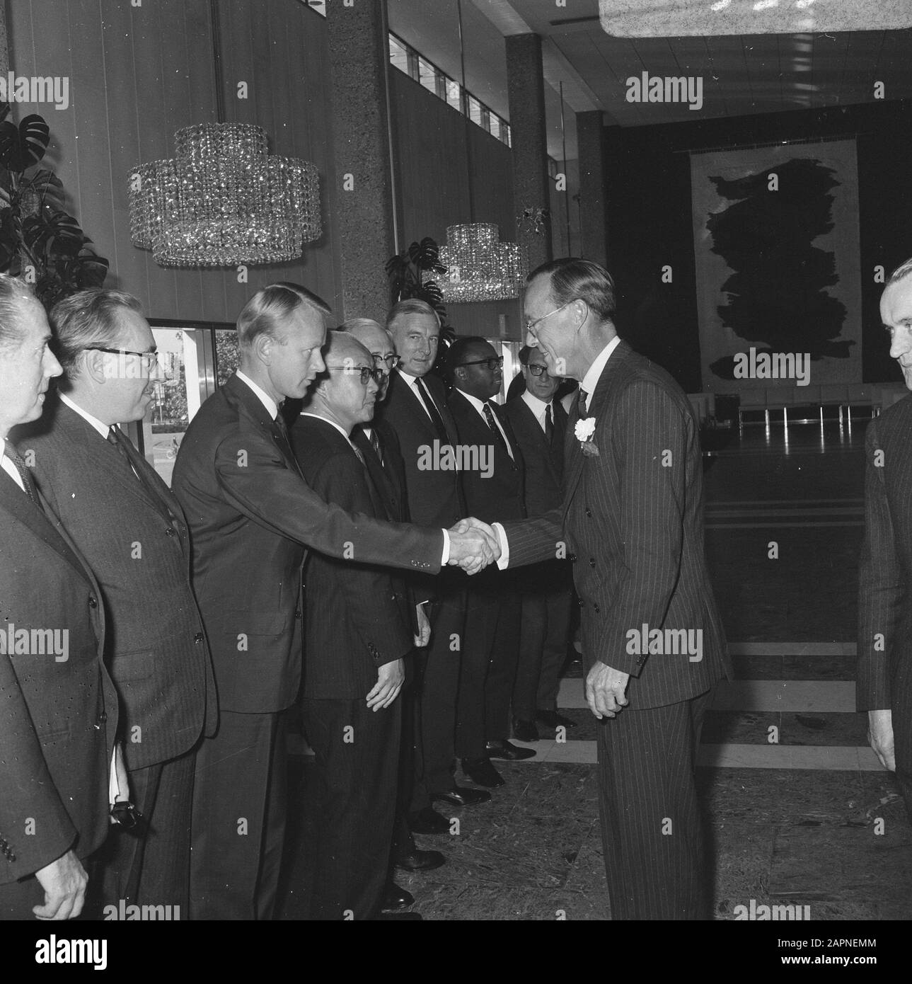 Congrès du Central Institute Training Sports leaders (CIO) à de Doelen à Rotterdam Prins Bernhard est accueilli à l'arrivée Date: 19 septembre 1966 lieu: Rotterdam, Zuid-Holland mots clés: Arrivée et verterk, salutations, congrès, princes Nom personnel: Bernhard, prince (1911-2004) Nom de l'institution: Doelen, The Banque D'Images