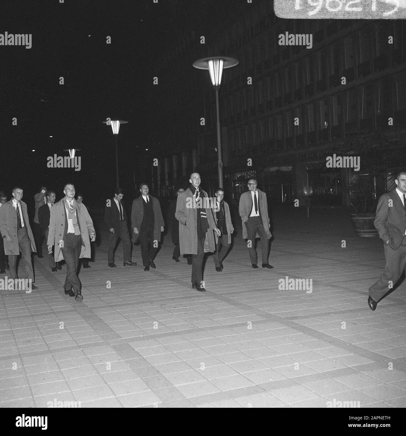 Les membres du mouvement syndical étudiant de Rotterdam se réunissent pour mars aux étudiants de la Haye, manifestations Date : 28 septembre 1966 lieu : Rotterdam, Zuid-Holland mots clés : manifestations, étudiants Banque D'Images