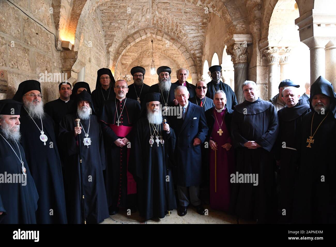 Le Prince de Galles (centre) lors d'une visite à l'Église de la Nativité à Bethléem le deuxième jour de sa visite en Israël et dans les territoires palestiniens occupés. Banque D'Images