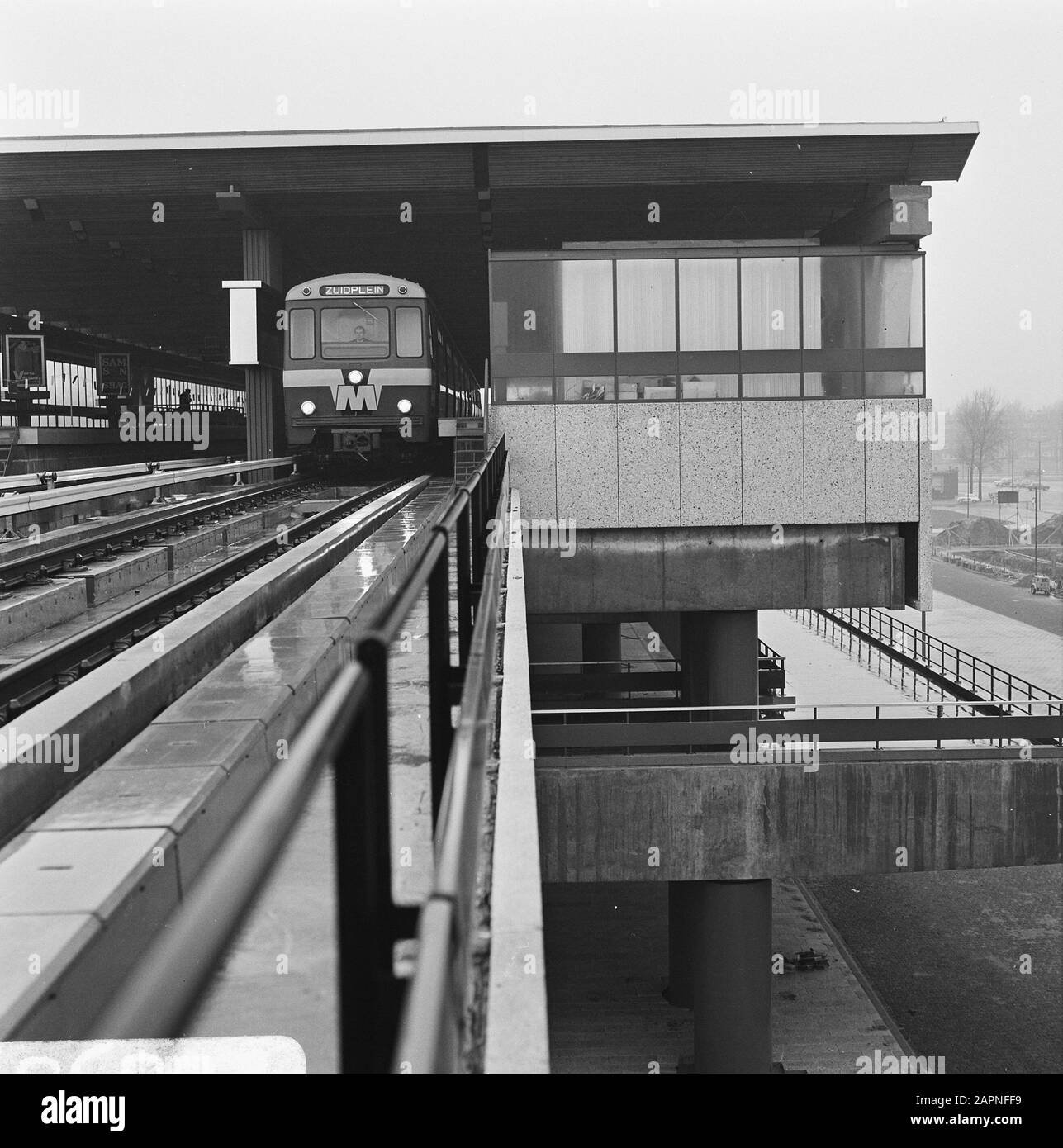 Station De Métro Rotterdam Maas. Bovenground station Zuidplein Date: 15 Novembre 1967 lieu: Rotterdam, Zuid-Holland mots clés: Metro, stations Banque D'Images