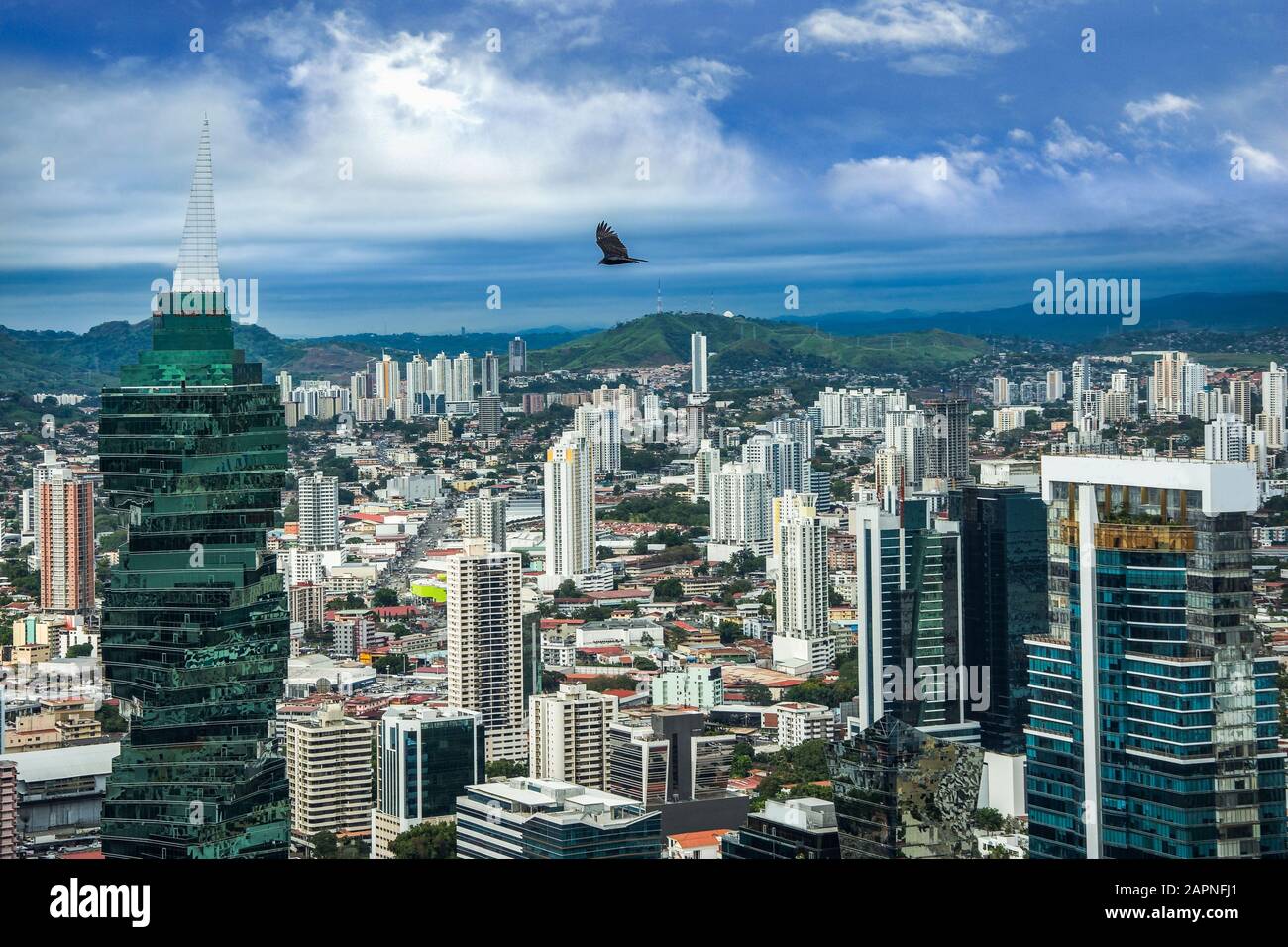 La tour F&F (connue auparavant sous le nom de tour de la Révolution) est une tour de bureaux à Panama City, Panama. Banque D'Images