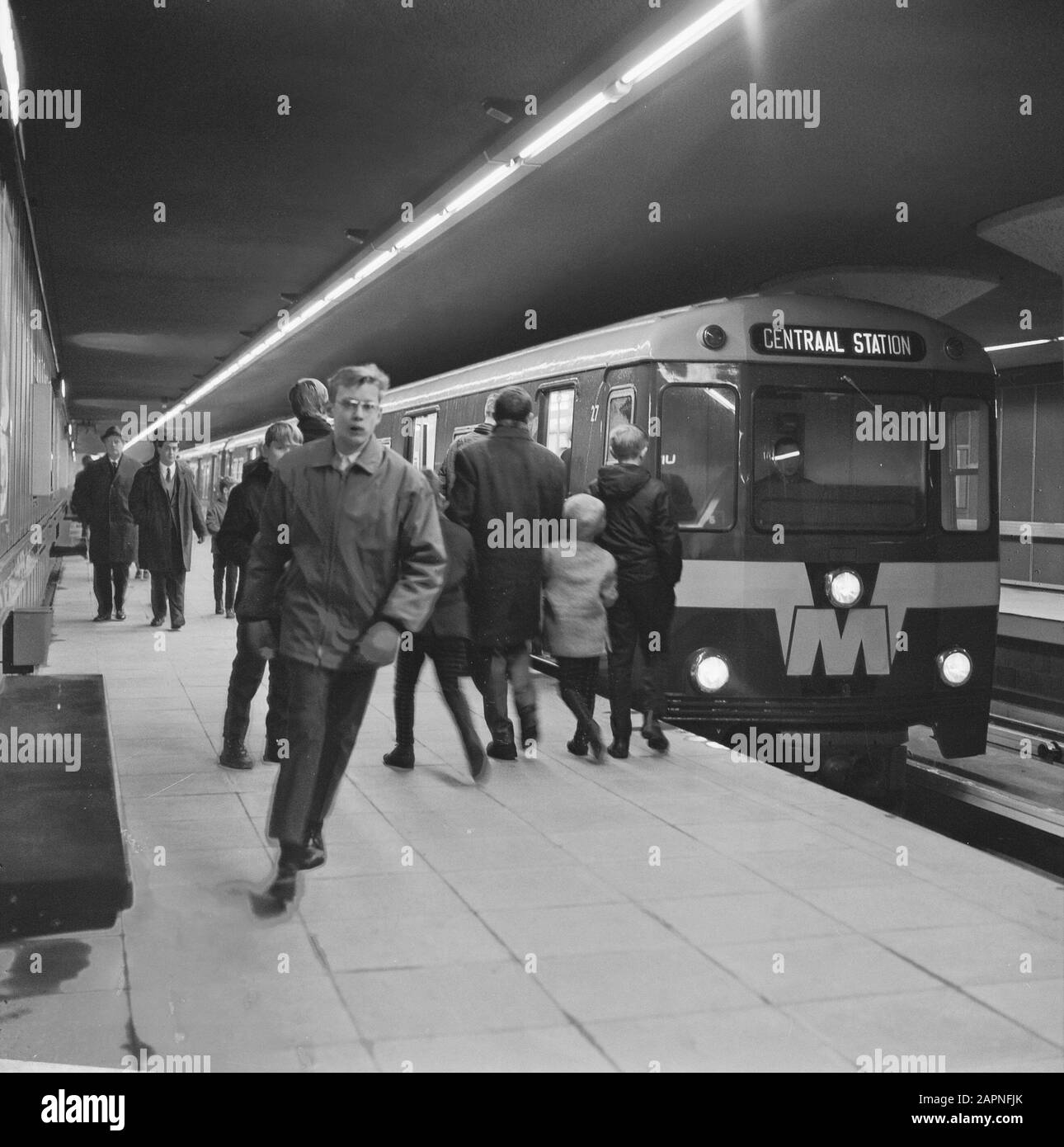 Gratuit en métro à Rotterdam. Occupé à la station de la Bourse. Beursstation Date : 3 Janvier 1968 Lieu : Rotterdam, Zuid-Holland Mots Clés : Metro Banque D'Images