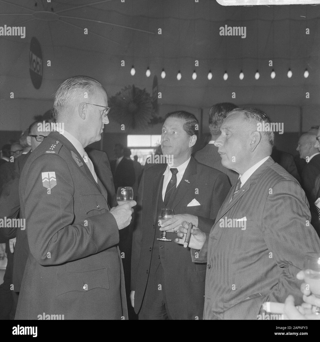 Ouverture officielle par Prins Bernhard de la raffinerie Mobil Oil à Amsterdam réception à l'occasion de l'ouverture Date : 24 septembre 1968 lieu : Amsterdam, Noord-Holland mots clés : portraits de groupe, réceptions Nom de l'établissement : Mobil Oil Banque D'Images