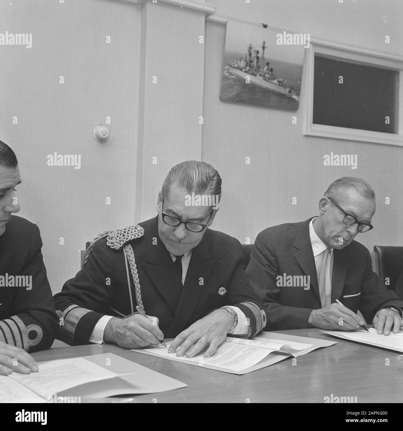 Karel Doorman a vendu à Argentinie Schout à nacht Iriart (à gauche) et à M. W.M. Mât signe l'acte de transfert sur min. De la Défense de la Marine Date: 14 octobre 1968 lieu: Den Haag, Zuid-Holland mots clés: Transferts, Signes, actes Nom personnel: Iriart, Mast, W.M. Banque D'Images