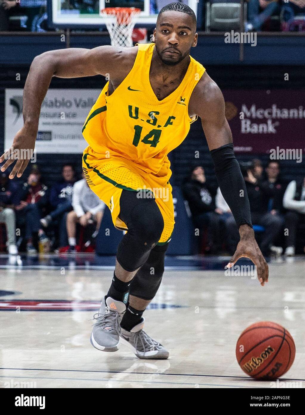 23 janvier 2020 Moraga CA, États-Unis San Francisco Dons Guard Charles Minloin (14) conduit au panier pendant le match de basket-ball NCAA pour Homme entre San Francisco Dons et les Gaels de Saint Mary 48-58 perdu au Pavillon McKeon Moraga Californie Calif. Thurman James / CSM Banque D'Images