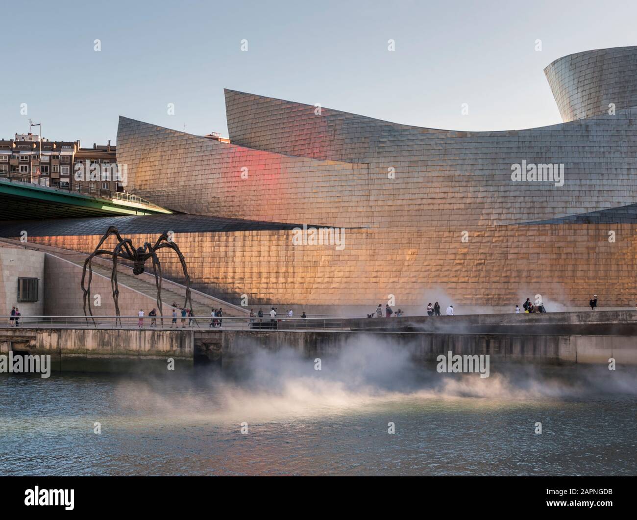Maman, une sculpture géante d'araignée à l'extérieur du musée Guggenheim à Bilbao, en Espagne. Banque D'Images