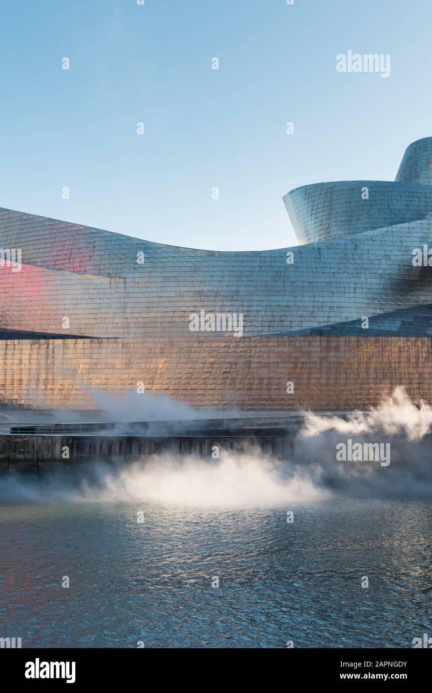 Le revêtement en titane à l'extérieur du musée Guggenheim conçu par Frank Gehry. Banque D'Images
