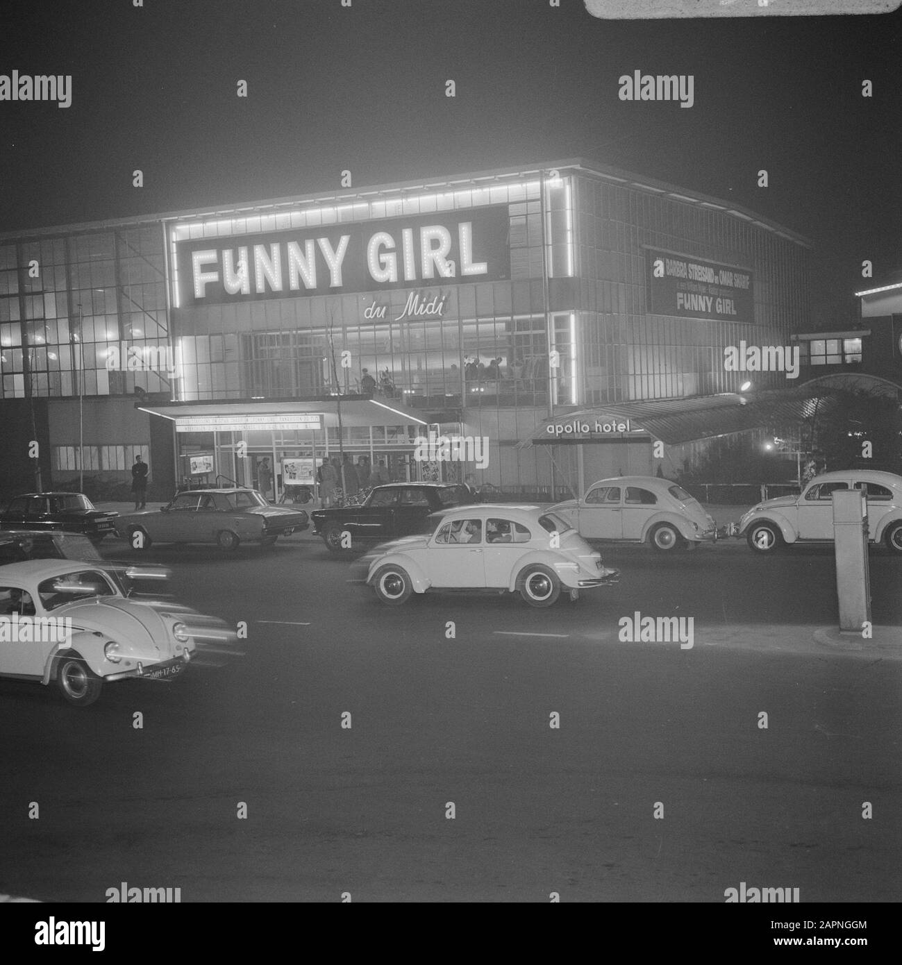 Série. Publicité campagne film Drôle fille. Cinéma du Midi éclairé, extérieur Date: 3 mars 1969 lieu: Amsterdam, Noord-Holland mots clés: Cinémas, extérieurs, films, publicité Nom de l'institution: Du Midi Banque D'Images