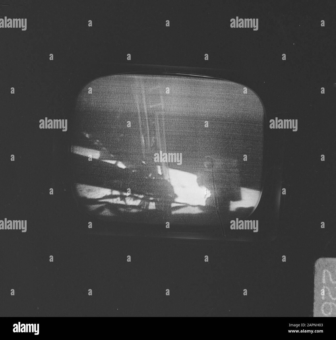 Les astronautes américains Neil Armstrong et Edwin Buzz Aldrin se sont mis à pied sur la lune; photo de la télévision prise Neil Armstrong se tient sur la lune Date: 21 juillet 1969 mots clés: Lunar débarquements, spacesmans, télévision Nom personnel: Aldrin, E.E., Armstrong, N.A. Banque D'Images