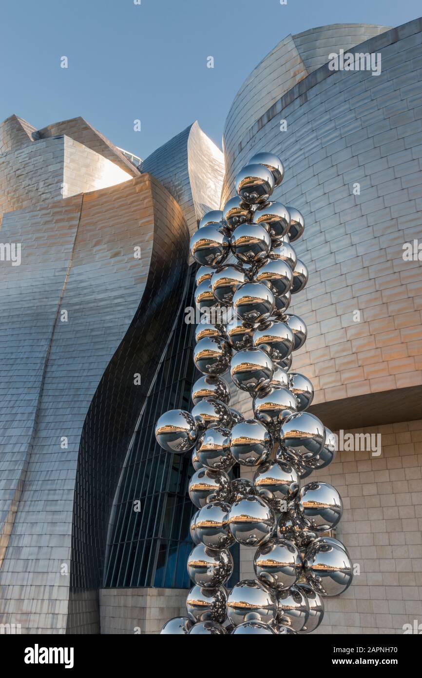 Silver Balls by Anish Kapoor en dehors du musée d'art Guggenheim à Bilbao, en Espagne. Banque D'Images