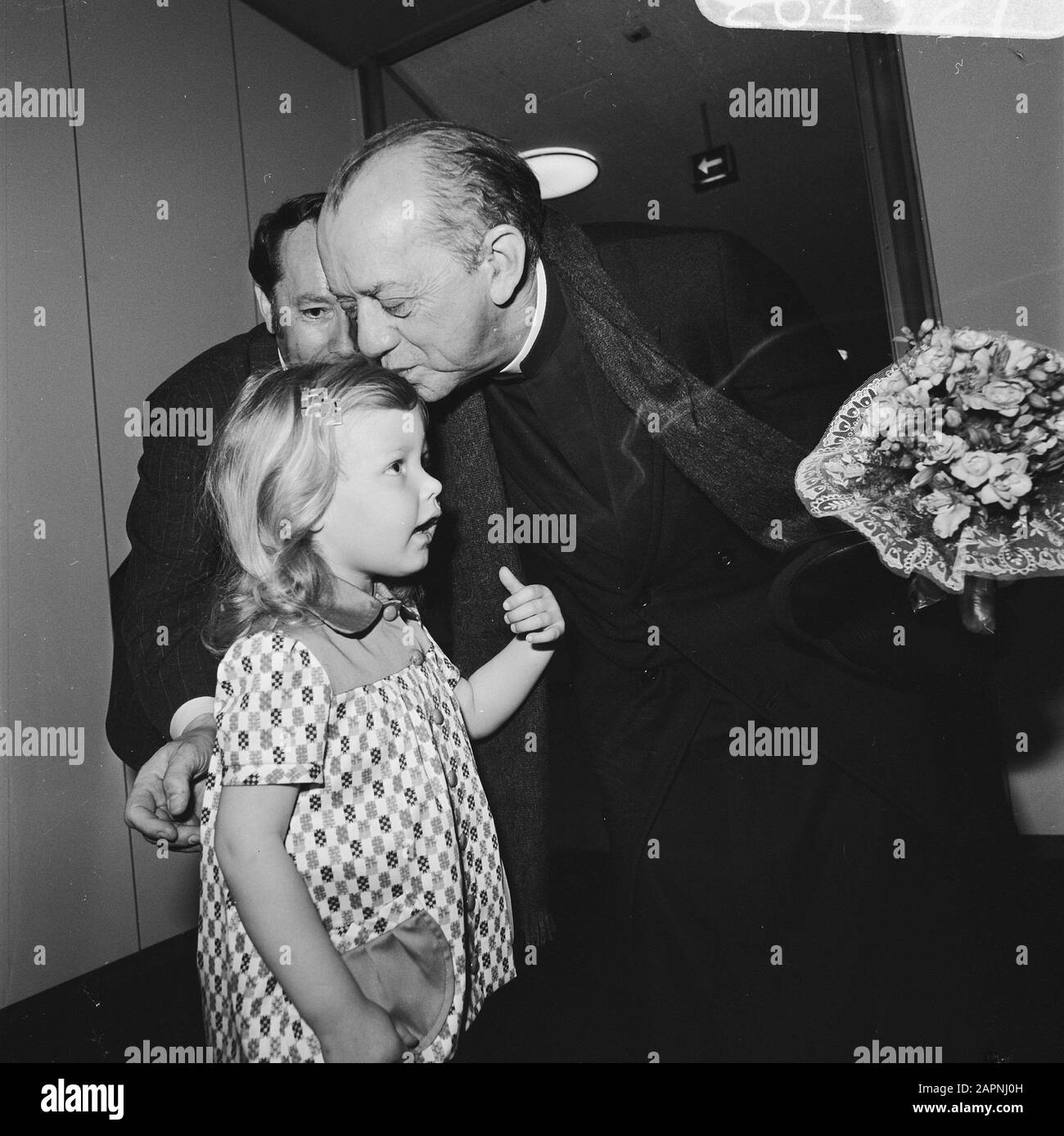 Resp. [Don] Hélder Câmara, Archevêque de Recife, Brésil, arrive à l'aéroport de Schiphol; câmara donne à une fille un baiser Date: 24 mai 1973 lieu: Noord-Holland, Schiphol mots clés: Archevêques Nom personnel: Câmara, Hélder Banque D'Images