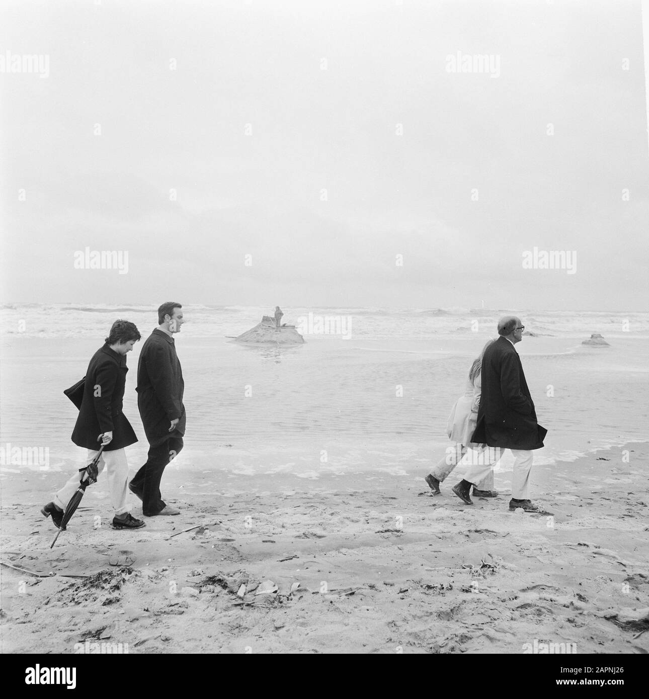 Mauvais temps de vacances à Zandvoort, marcheurs en pluie sur la plage de Zandvoort Date: 26 juillet 1973 lieu: Noord-Holland, Zandvoort mots clés: Regen, plages, randonneurs Banque D'Images