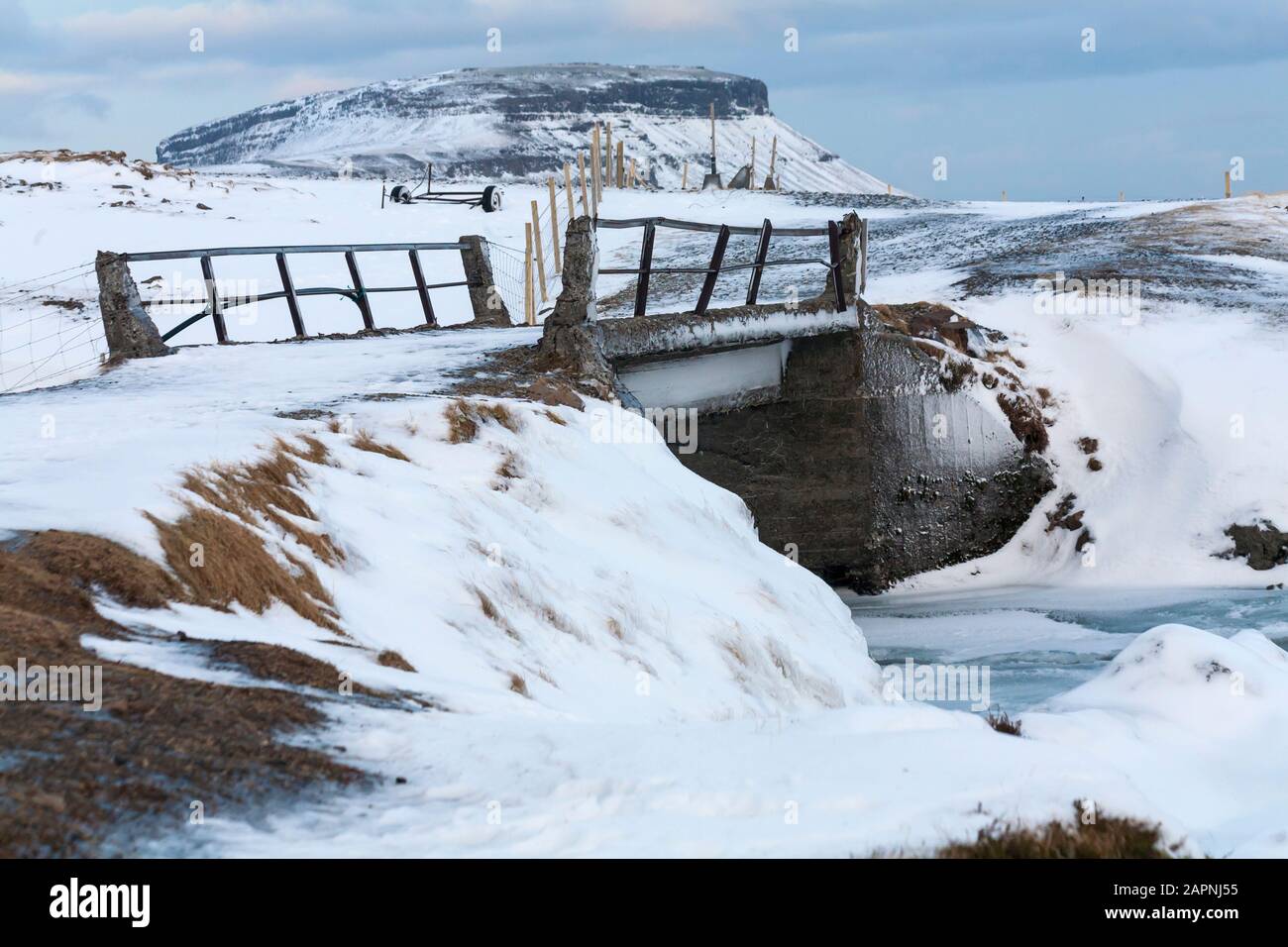 Pont à la cascade de Kirkjufell la chute d'eau de Kirkjufellsfoss à Grundarfjordur, Snæfellsnes Peninsula, ouest de l'Islande le jour froid de l'hiver février Banque D'Images