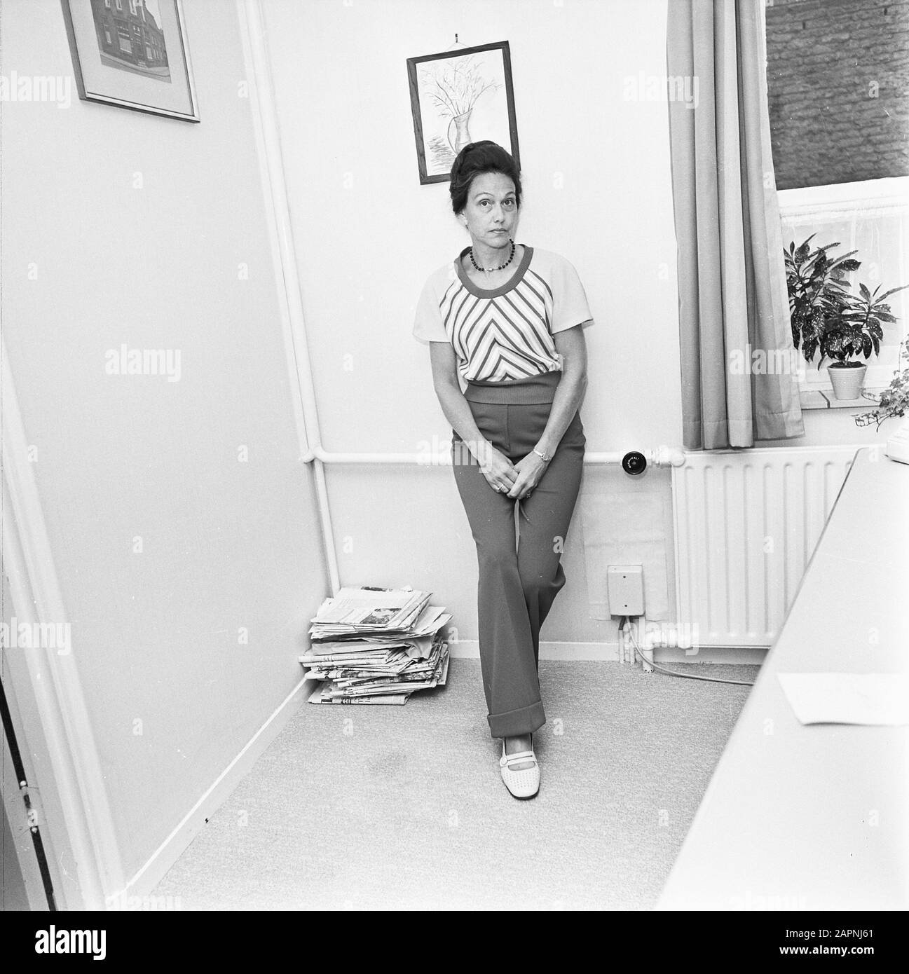 Mme A. Steenstra van Aalsmeerder Courant 2 heures prise en otage à son bureau Date: 10 septembre 1973 mots clés: Otages Nom personnel: Aalsmeerder Courant Banque D'Images