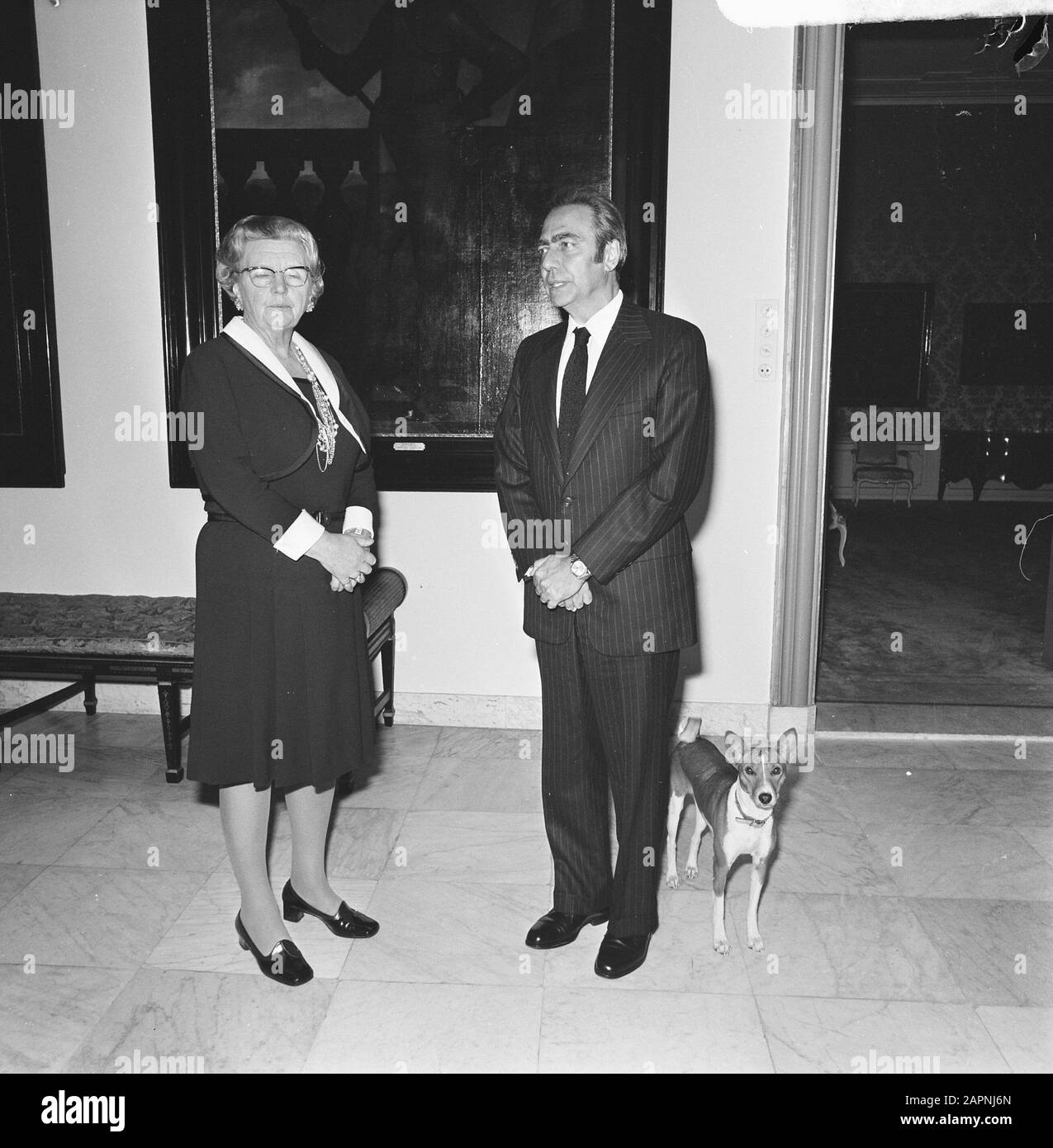 Queen Juliana reçoit le Président de la Commission européenne, François Xavier Ortoli, au Palais Huis ten Bosch Date: 22 octobre 1973 mots clés: Queens, reçus, présidents Nom personnel: Juliana (Reine Pays-Bas) Nom de l'institution: Paleis Huis ten Bosch Banque D'Images